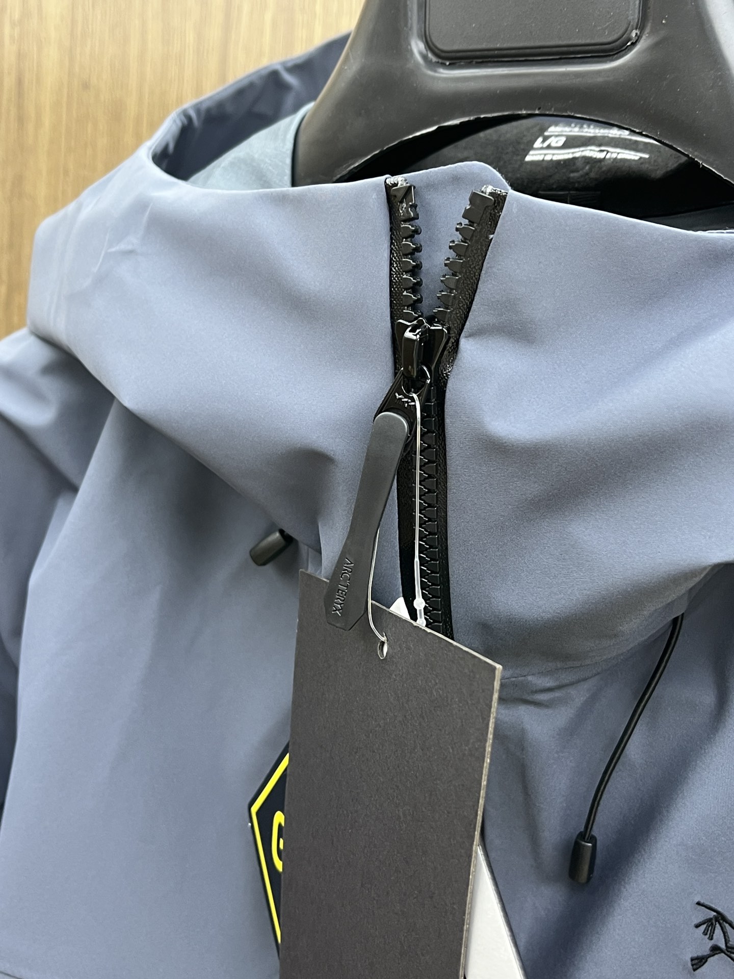 秋冬 Arc 阿尔法 Sv七代 面料升级顶级。顶配 拉链和面料拼接处是平整的。-面料采用原厂防水n100