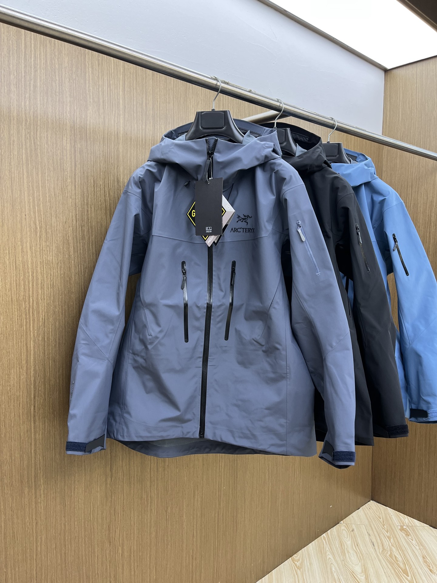 秋冬 Arc 阿尔法 Sv七代 面料升级顶级。顶配 拉链和面料拼接处是平整的。-面料采用原厂防水n100