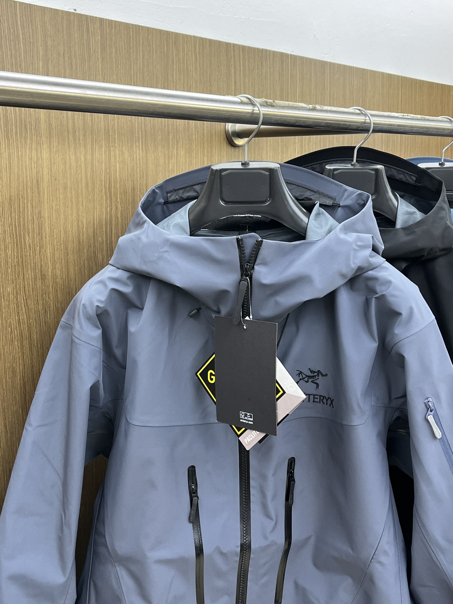 秋冬 Arc 阿尔法 Sv七代 面料升级顶级。顶配 拉链和面料拼接处是平整的。-面料采用原厂防水n100