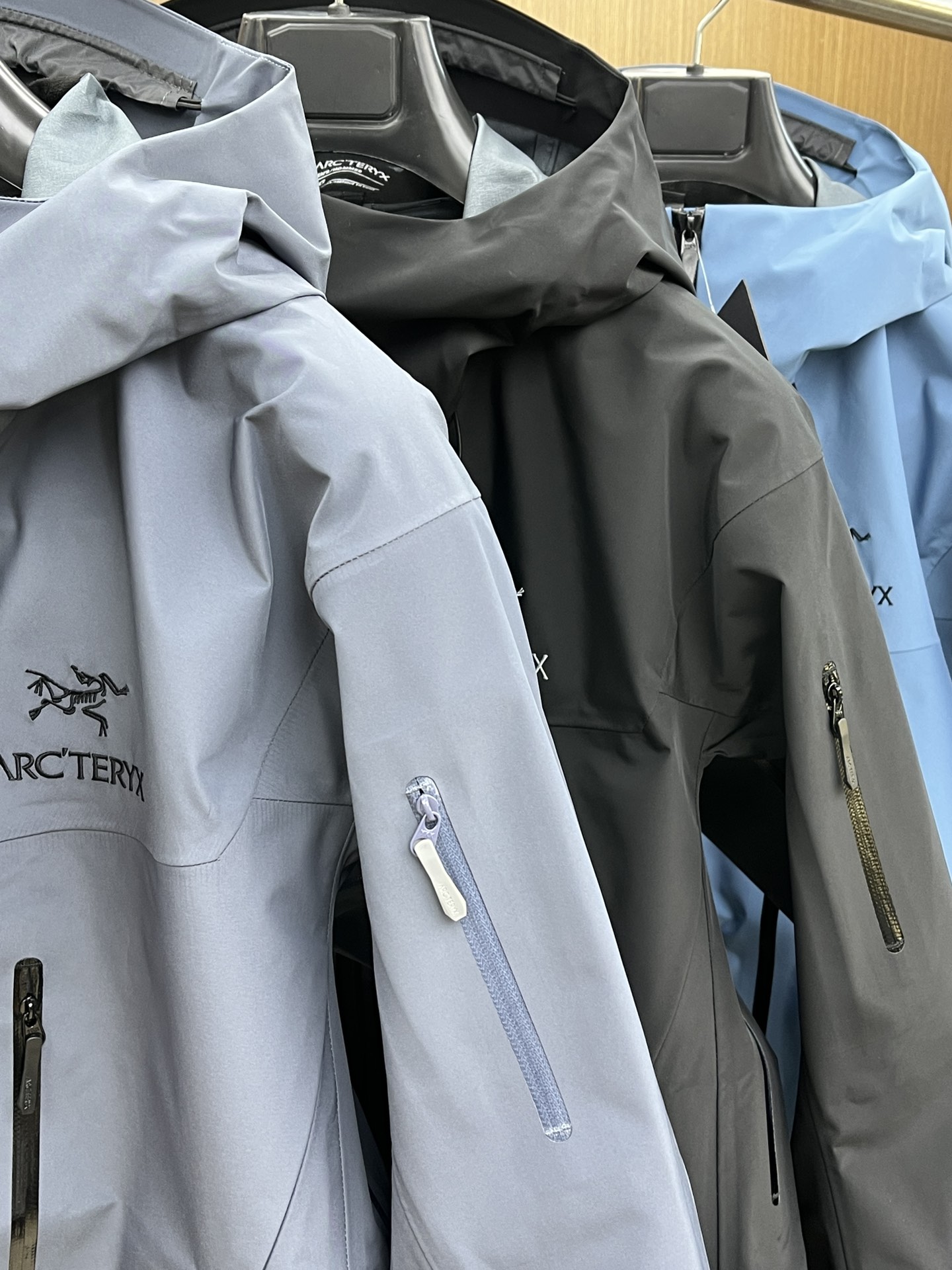 秋冬 Arc 阿尔法 Sv七代 面料升级顶级。顶配 拉链和面料拼接处是平整的。-面料采用原厂防水n100