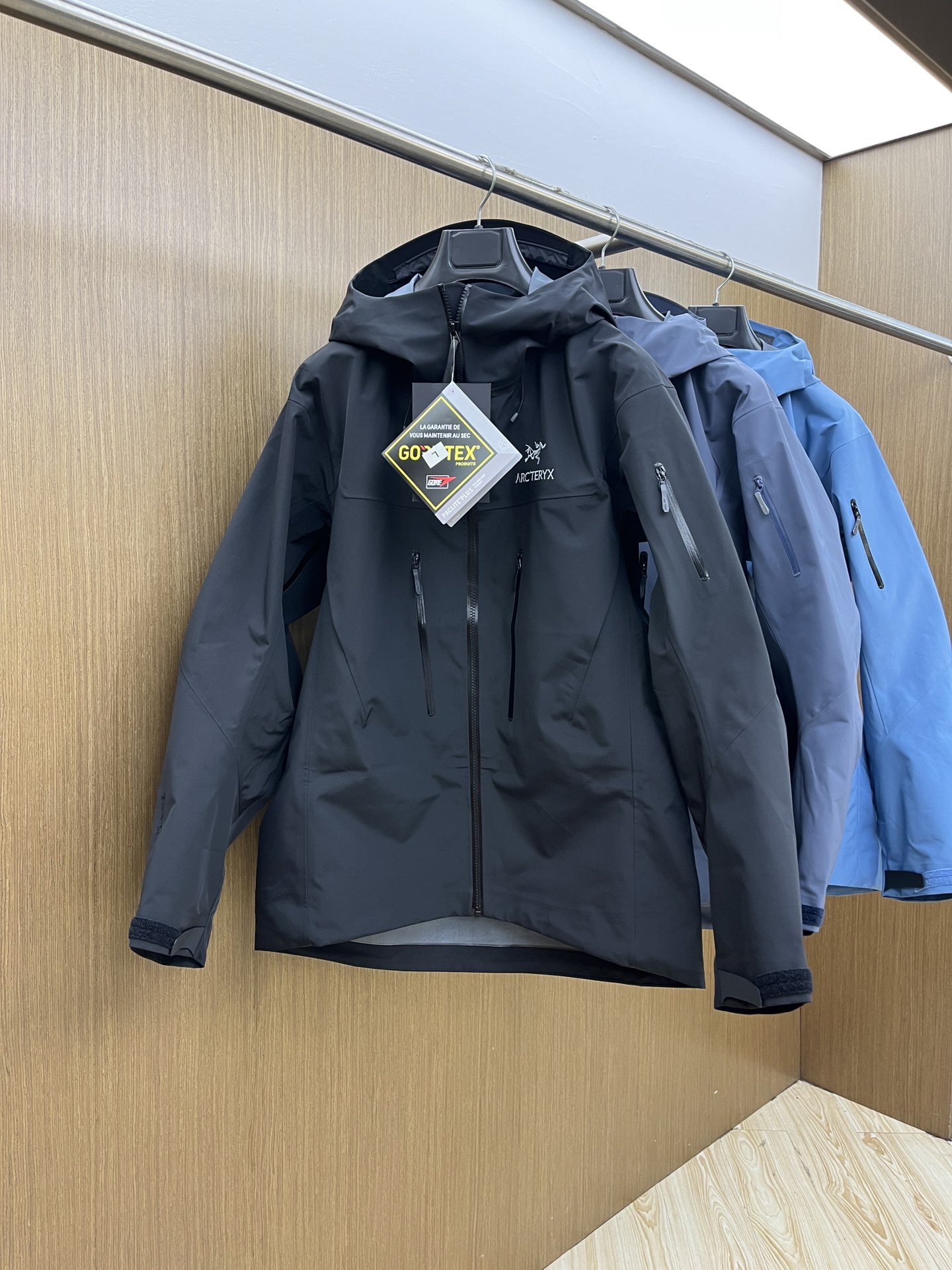 秋冬 Arc 阿尔法 Sv七代 面料升级顶级。顶配 拉链和面料拼接处是平整的。-面料采用原厂防水n100