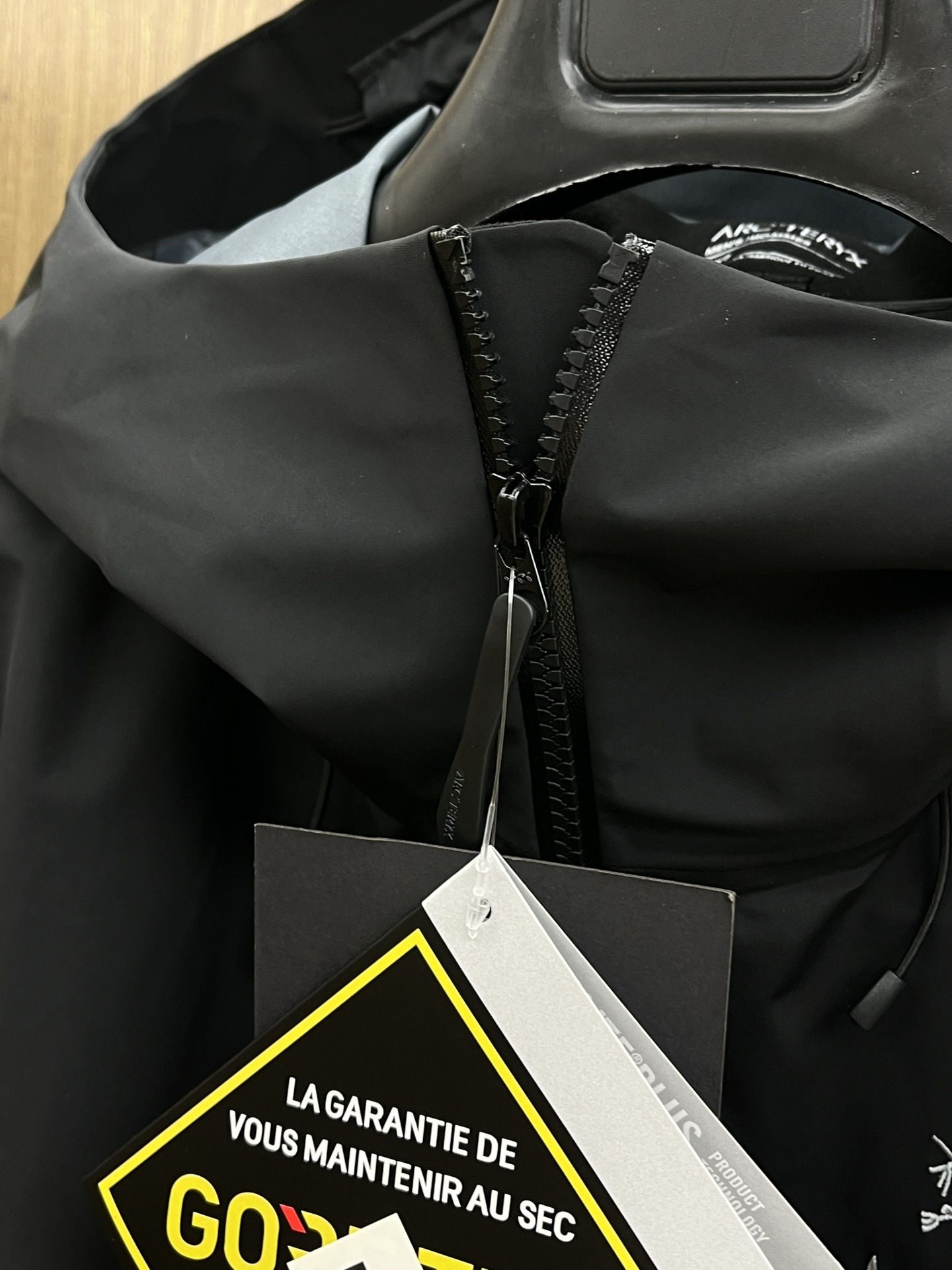 秋冬 Arc 阿尔法 Sv七代 面料升级顶级。顶配 拉链和面料拼接处是平整的。-面料采用原厂防水n100