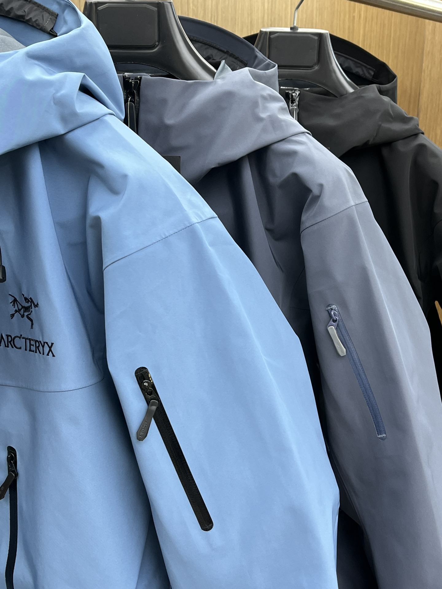 秋冬 Arc 阿尔法 Sv七代 面料升级顶级。顶配 拉链和面料拼接处是平整的。-面料采用原厂防水n100