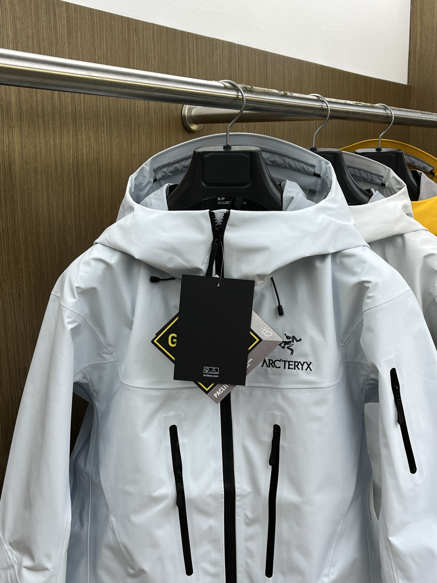 秋冬 Arc 阿尔法 Sv七代 面料升级顶级。顶配 拉链和面料拼接处是平整的。-面料采用原厂防水n100