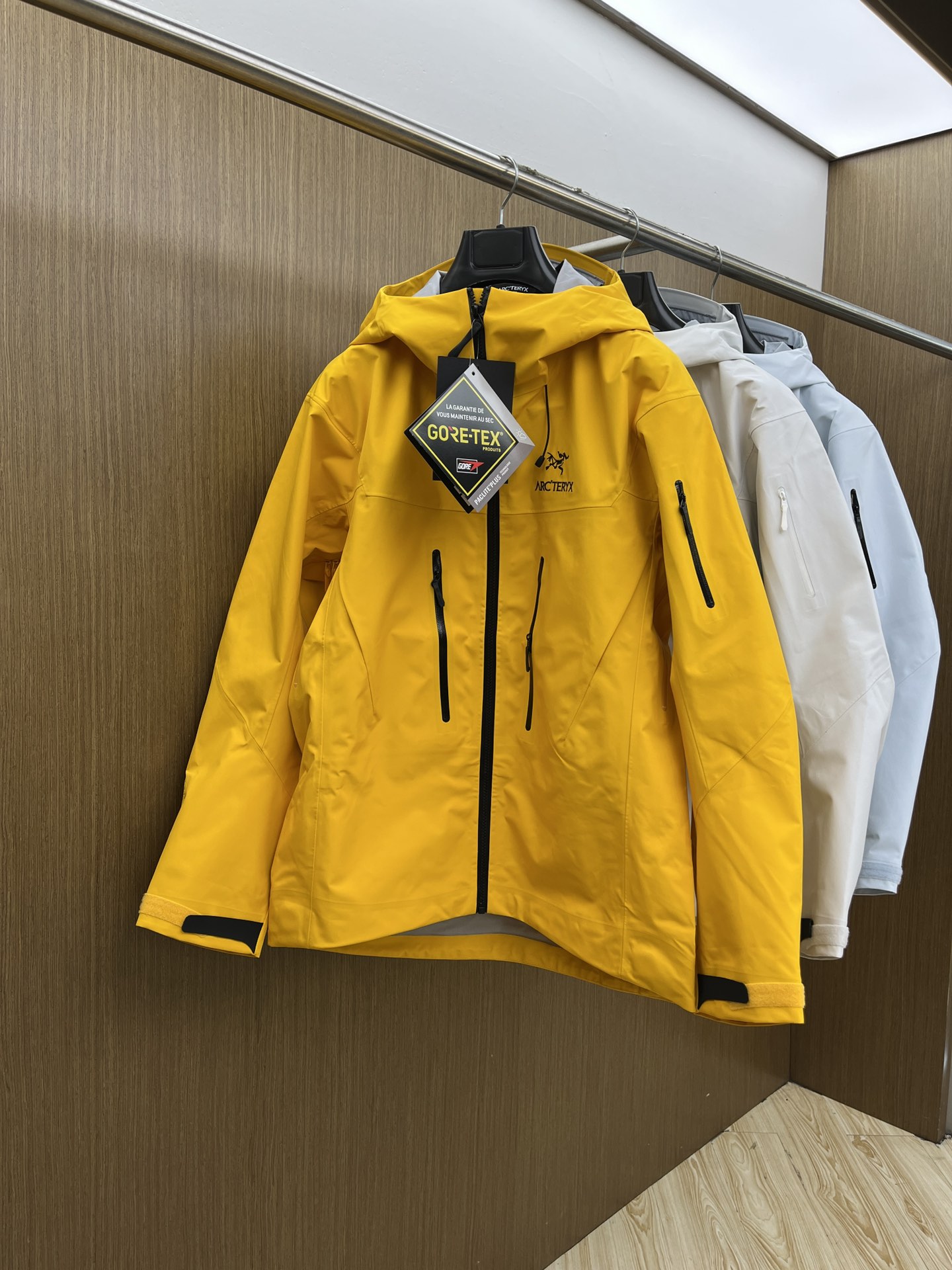 NO:523562,Autumn and winter Arc Alpha Sv 7th generation fabric upgraded to top grade. Top fitting zipper and fabric splicing are flat. -The fabric is made of original waterproof n100d-x 3l iso standard 90 (iso4) level gore-tex pro Tech fabric - breathability reaches the original standard 5000+ value -Fabric features anti-fouling, windproof, dustproof, three-proof, cold-resistant, thermal insulation, male and female style, loose and versatile, outdoor sports waterproof, full set of hardware custom logo - Traditional organ cross-reverse entry alpine pocket set in high position, Vislon central front zipper, adjustable velcro cuff Velcro label, compatible with zip-in, Bertaring machine embroidered arc teryx logo -aha  SV jackets are arc’teryx’s star product. They have always performed outstandingly in harsh mountain environments. They are now more powerful and have lighter weight. -SV’s performance design is complete, with helmet compatible with stormhood hood, underarm zippers and splicing cuts. WT has always been an ideal choice for long-term use in harsh environments. Whether it is outdoor travel or daily commuting, it is a must-have item for wardrobe. Number of codes: XS-XXL,, jackets & coats,hats,alexander wang19860909秋冬 Arc 阿尔法 Sv七代 面料升级顶级. 顶配 拉链和面料拼接处是平整的. -面料采用原厂防水n100d-x 3l iso标准90（iso4）级别的 gore-tex pro 科技面料 -透气性达到原标准5000+数值 -面料特点 防污 防风 防尘 做到三防 耐寒 保温 男女同款 版型宽松百搭 户外运动防水 全套五金定制logo  -传统风琴交叉反向进入高山口袋设置在高位,vislon中央正面拉链,可调节velcro袖口魔术贴标签,兼容zip-in,在胸前采用百达灵机器绣上了arc teryx徽标 -aha sv夹克是arc’teryx的明星产品,一直在高山恶劣环境中表现突出,现在功能更强大,重量更轻. -sv的性能设计齐全,有头盔兼容stormhood帽兜,腋下拉链和拼接剪裁,wt一直是恶劣环境长期使用的理想选择 无论是户外出行 还是日常通勤都是衣橱必备单品. 码数:XS-XXL,,jackets & coats,hats,alexander wang,Men's clothing