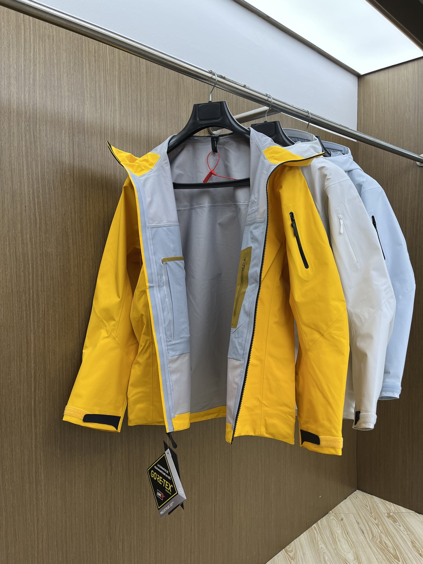 秋冬 Arc 阿尔法 Sv七代 面料升级顶级。顶配 拉链和面料拼接处是平整的。-面料采用原厂防水n100