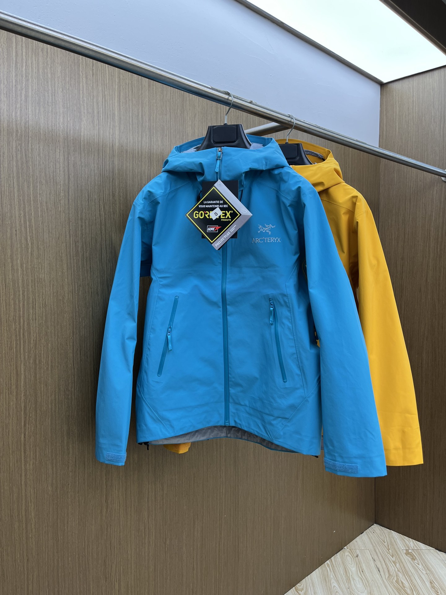 NO:523564,Autumn and winter Arctery, outdoor waterproof hard shell full pressing glue - Yb four-time glue pressing technology, 3D three-dimensional bionic design clothes, long arms, Tri-Durance waterproof and rainproof fabric, distinguish the market's first version, recommended to buy) - OEM follow-up production, designated version of purchasing agent, original file original data development version - Original packaging original standard, full set of auxiliary materials customization, underarm YKK two-way zipper, hardware all open mold customization, tag book description analysis, multi-link water washing. - This BetaLT design is simple and versatile, can provide the performance required in an alpine environment. The bluesign@ certified N40P 13LGORE-TEX fabric is light and thin and wear-resistant, windproof, waterproof and breathable, suitable for wearing a variety of activities.  -Compatible with StormHood hood, good protection and does not affect sight. The hand pocket is equipped with WaterTight zipper for easy pick-up and placement, the underarm zipper is easy to ventilate quickly, and the splicing design allows for free movement. -The traditional organ cross-reverse entry alpine pocket is set in high position, VISLON central front zipper, adjustable Velcro cuff Velcro label, compatible with Zip-in, and the ARC TERYX logo is embroidered on the chest with the BATARING machine. BETA multi-purpose suitable for a variety of activities and environments. LT Lightweight High-performance simple design, lightweight and wear-resistant. GORE-TEX waterproof, windproof and breathable fabrics can provide multi-faceted protection. -BRTA LT is also a star product of Arc’teryx. Wt has always performed outstandingly in harsh mountain environments. It is now more powerful and has a lighter weight.  Size S-2xl, Hats,alexander wang19860909秋冬 Arctery,户外防水硬壳全压胶 -Yb四次压胶工艺 整衣3D立体仿生学设计衣长臂弯, Tri-Durance防水防雨面料 ,自行区别市面先行版本 强力操作推荐入手） -代工厂跟单出品 代购指定版本 原档案原数据开发版型 -原包装原标 全套辅料定制,整衣 腋下YKK双向拉链,五金全部开模定制,吊牌书说明解析 ,多联水洗. -这款BetaLT设计简洁而通用,可提供高山环境所需的性能.采用bluesign@认证的采用带经编背衬N40P 13LGORE-TEX面料,轻薄而耐磨,防风、防水且透气,适合多种活动穿着. -兼容StormHood兜帽防护良好且不影响视线,插手口袋设有WaterTight拉链,便于取放物品,腋下拉链便于快速通风,拼接设计使活动自如. -传统风琴交叉反向进入高山口袋设置在高位,VISLON中央正面拉链,可调节Velcro袖口魔术贴标签,兼容Zip-in,在胸前采用百达灵机器绣上了ARC TERYX徽标 BETA多用途适用于多种活动和环境. LT 轻量 高性能的简约设计,轻量而耐磨. GORE-TEX防水、防风、透气面料可提供多面防护. -BRTA LT同是Arc’teryx的明星产品,Wt一直在高山恶劣环境中表现突出,现在功能更强大,重量更轻. 尺码S-2xl,,hats,alexander wang,Men's clothing