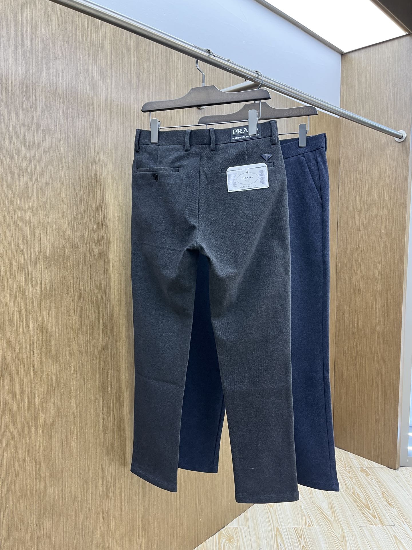 秋冬 PD 🔥🔥ss秋冬新品，官网同步有售，男士高端商务休闲西裤，高端进口面料，带弹力，后面采用硅胶字母