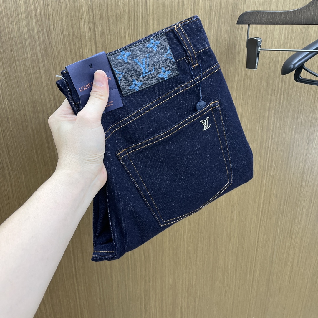 NO:525666,Autumn and winter LV high-end customization, 25SS autumn and winter latest jeans are available at the counter simultaneously, imported color fixing fabrics, original custom reproduction, customer-supplied hardware and auxiliary materials, original quality, heavy industry washing, fine workmanship and excellent upper body!  Preferred single product produced by fax, number 29-38 without 35.37, louis vuitton, jeans, alexander wang19860909秋冬 LV 高端定制、25SS秋冬最新款牛仔裤 柜台同步发售 进口固色面料 原版定制复刻 客供五金辅料 原单品质 重工洗水 做工走线精细 上身绝佳！优选单品 fax出品 码数29-38无35.37,,louis vuitton,jeans,alexander wang,Men's clothing