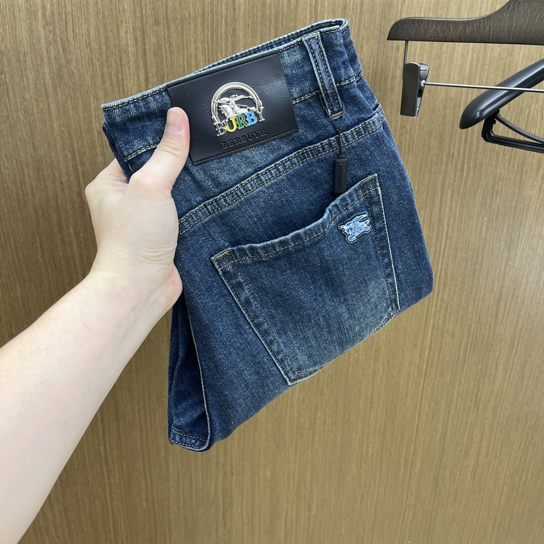 NO:525668,Autumn and Winter BBR high-end customization, 25SS autumn and winter latest jeans are available at the counter simultaneously, imported color fixing fabrics, original custom reproduction, customer-supplied hardware and auxiliary materials, original quality, heavy industry washing, fine workmanship and excellent upper body!  Preferred single product produced by fax, number 29-38 without 35.37, jeans, alexander wang19860909秋冬 BBR 高端定制、25SS秋冬最新款牛仔裤 柜台同步发售 进口固色面料 原版定制复刻 客供五金辅料 原单品质 重工洗水 做工走线精细 上身绝佳！优选单品 fax出品 码数29-38无35.37,,jeans,alexander wang,Men's clothing