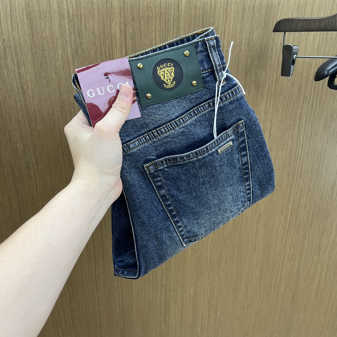 NO:525653,Autumn and Winter Guc high-end customization, 25SS autumn and winter latest jeans are available at the counter simultaneously, imported color fixing fabrics, original custom reproduction, customer-supplied hardware and auxiliary materials, original quality, heavy industry washing, fine workmanship and excellent upper body!  Preferred single product produced by fax, number 29-38 without 35.37, gucci, jeans, alexander wang19860909秋冬 Guc 高端定制、25SS秋冬最新款牛仔裤 柜台同步发售 进口固色面料 原版定制复刻 客供五金辅料 原单品质 重工洗水 做工走线精细 上身绝佳！优选单品 fax出品 码数29-38无35.37,,gucci,jeans,alexander wang,Men's clothing