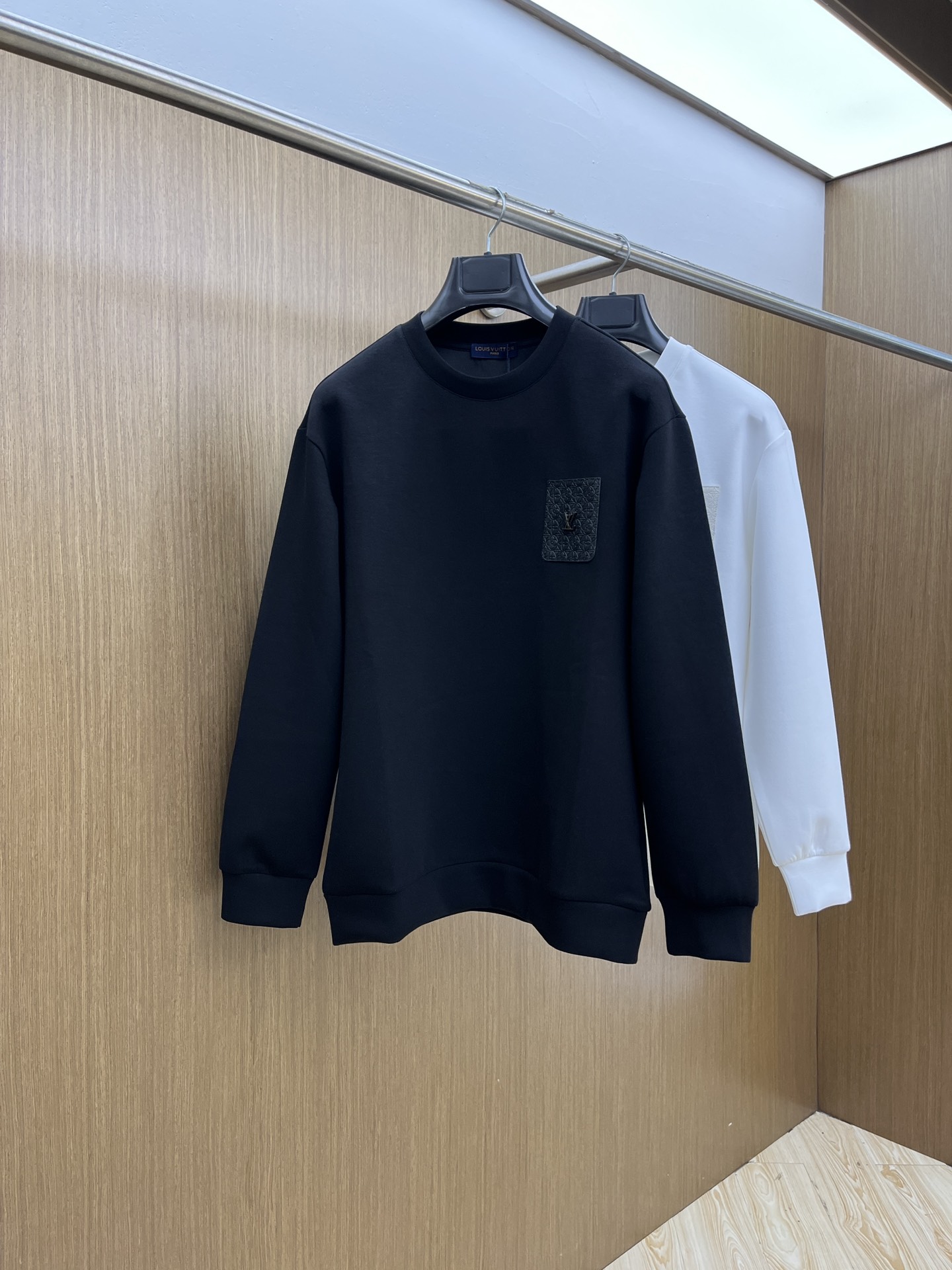 NO:525667,Autumn and Winter LV FW autumn and Winter new printed round neck terry sweatshirts are made of high-end brand fabric 380 grams terry high gram weight Exclusive customized customer supply High-end quality same style for men and women Official website details Brand logo design Complete three standards Differentiate market currency fyl random comparison Size XS-L Order to report height and weight, louis vuitton, hoodie, sweatshirts, alexander wang19860909秋冬 LV FW秋冬新款印花圆领毛圈卫衣 采用高端大牌面料380克毛圈高克重 独家定制客供 品质高端 男女同款 官网细节 品牌logo设计 三标齐全 区别市场通货 fyl随意对比 尺码XS-L 下单报身高体重,,louis vuitton,hoodie,sweatshirts,alexander wang,Men's clothing