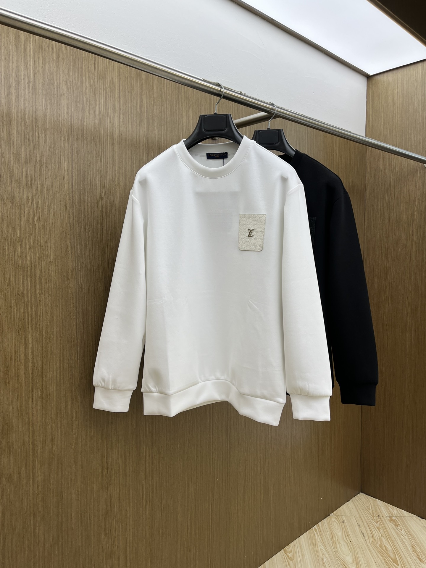 NO:525670,Autumn and Winter Lv FW autumn and Winter new printed round neck terry sweatshirts are made of high-end brand fabric 380 grams terry high gram weight Exclusive customized customer supply High-end quality same style for men and women Official website details Brand logo design Complete three standards Differentiate market currency fyl random comparison Size XS-L Order to report height and weight, louis vuitton, hoodie, sweatshirts, alexander wang19860909秋冬 Lv FW秋冬新款印花圆领毛圈卫衣 采用高端大牌面料380克毛圈高克重 独家定制客供 品质高端 男女同款 官网细节 品牌logo设计 三标齐全 区别市场通货 fyl随意对比 尺码XS-L 下单报身高体重,,louis vuitton,hoodie,sweatshirts,alexander wang,Men's clothing