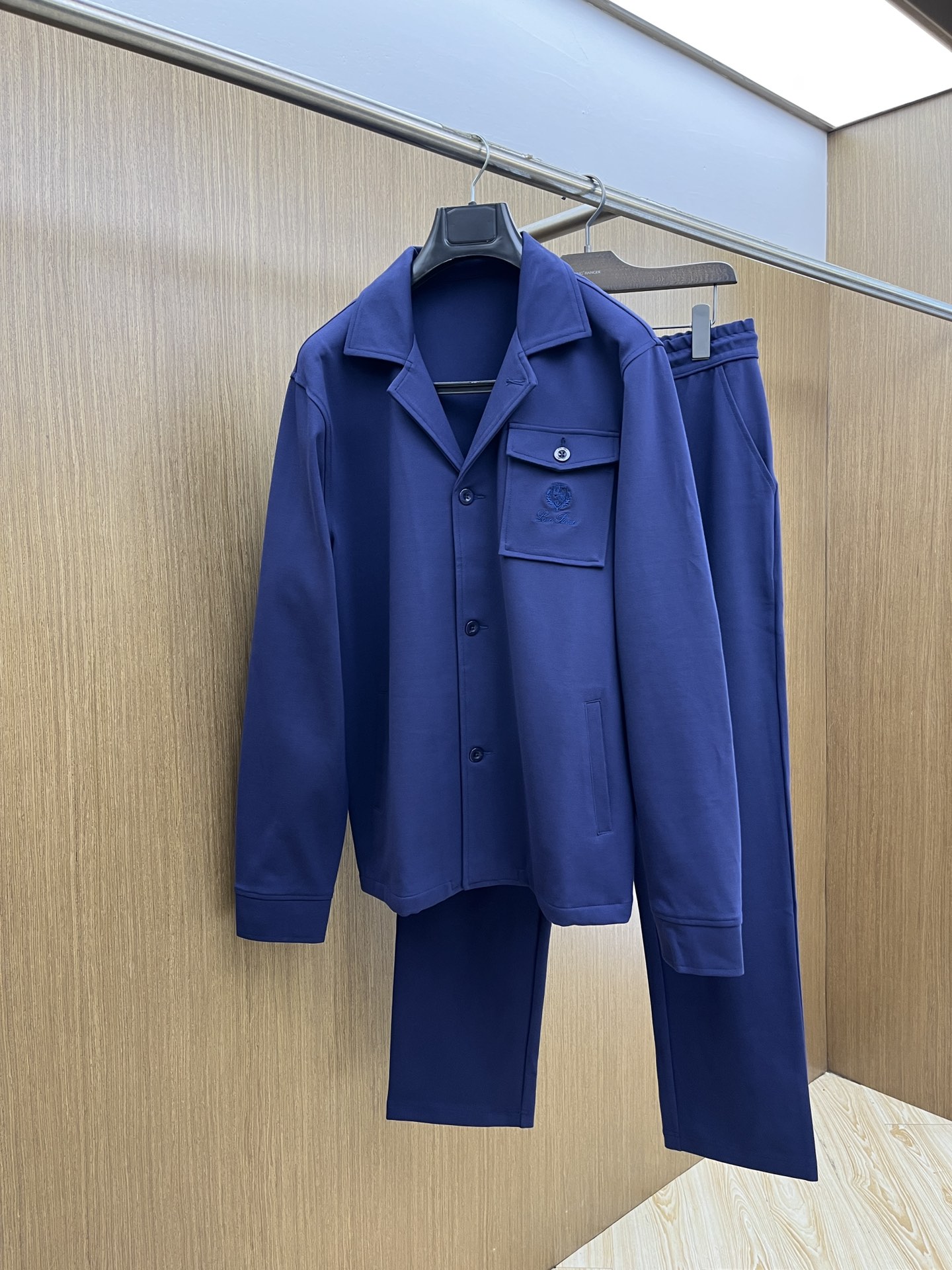 NO:529212,Autumn and Winter Sets/Tops/Pants LP Fall and Winter latest product set series - available at the counter at the same time, original single-order casual and fashionable suits, with very distinctive upper body!  Eye-catching and highlighted, imported high-density polyester fiber fabric, high density, comfortable feel, warm and shiny surface, skin-friendly and breathable, simple but fashionable, extremely high-end, handsome in the upper body, bok highly recommends, size... M-3XL placing an order to report height and weight, loro piano, alexander wang19860909秋冬套装 /上衣 /裤子 LP秋冬最新品套装系列-专柜同步有售,原单狠货休闲时尚套装,上身很有特点！吸睛而有亮点,进口高密度聚酯纤维面料,密度高,手感舒适,表面有着温润的光泽,亲肤透气,简单而不失时尚,档次极高,上身帅到爆,bok极力推荐,码数……M-3XL 下单报身高体重,,loro piana,alexander wang,Men's clothing