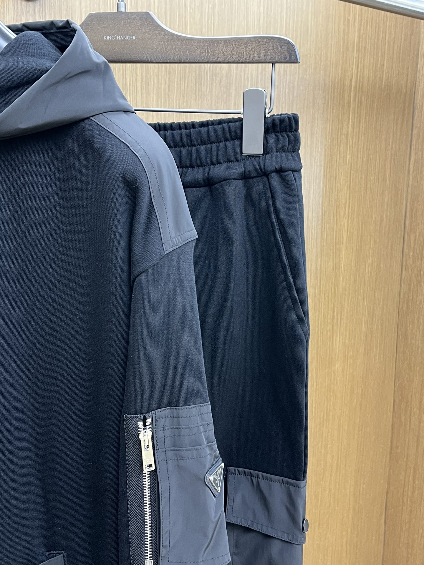 普拉达Prada这款黑色连帽卫衣，简直是时尚与舒适的完美融合体。经典的纯黑主色调，自带高级感滤镜，无论什