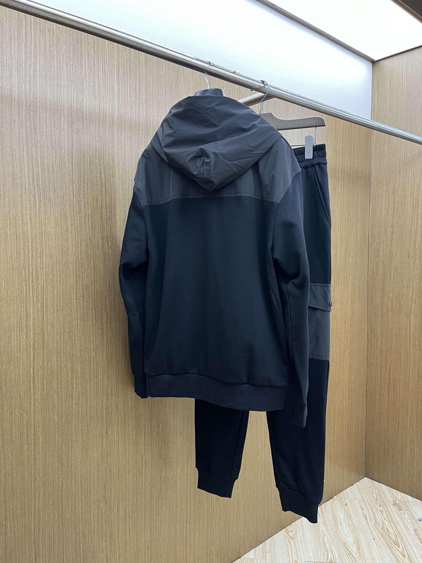 普拉达Prada这款黑色连帽卫衣，简直是时尚与舒适的完美融合体。经典的纯黑主色调，自带高级感滤镜，无论什