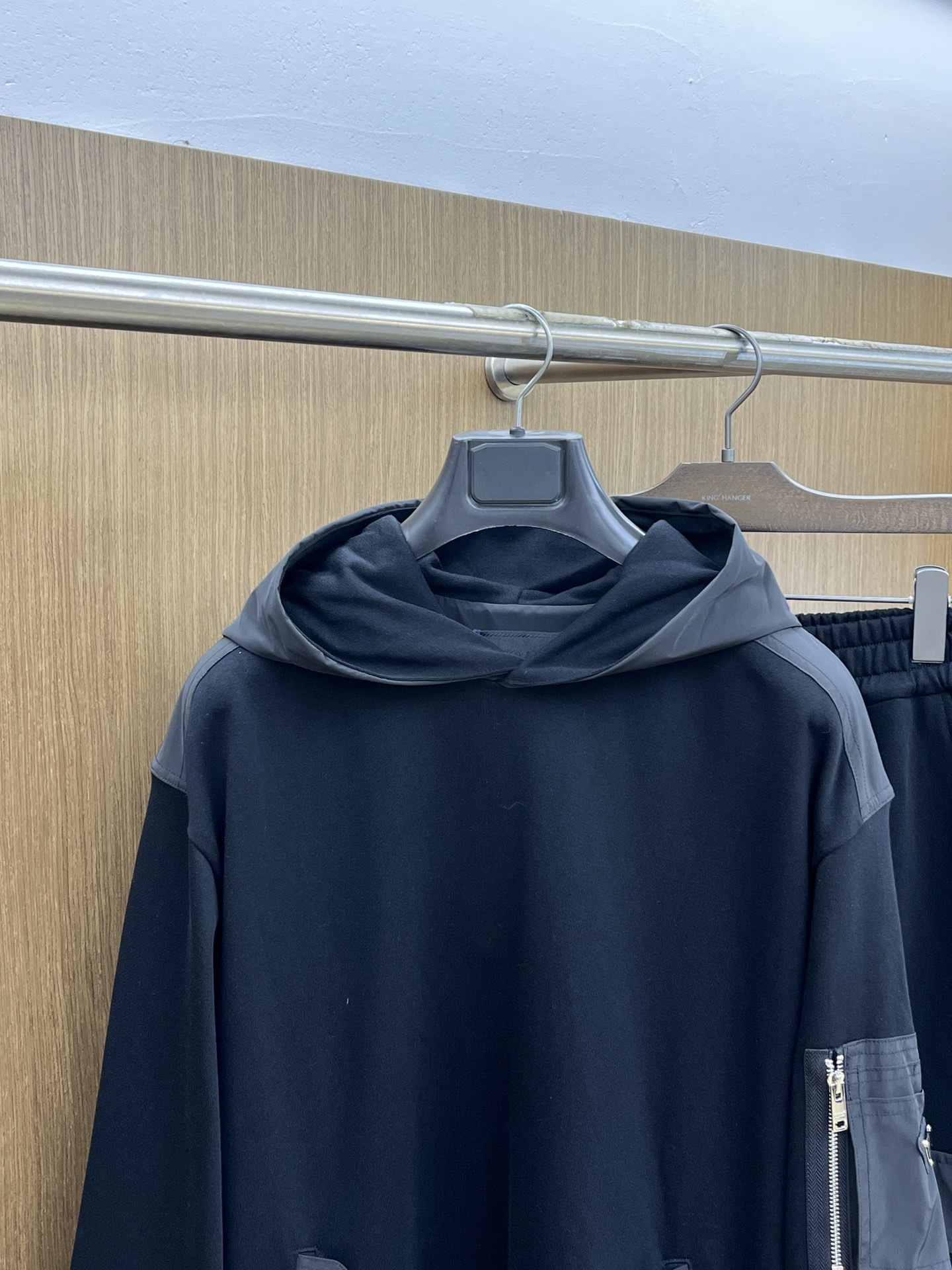 普拉达Prada这款黑色连帽卫衣，简直是时尚与舒适的完美融合体。经典的纯黑主色调，自带高级感滤镜，无论什