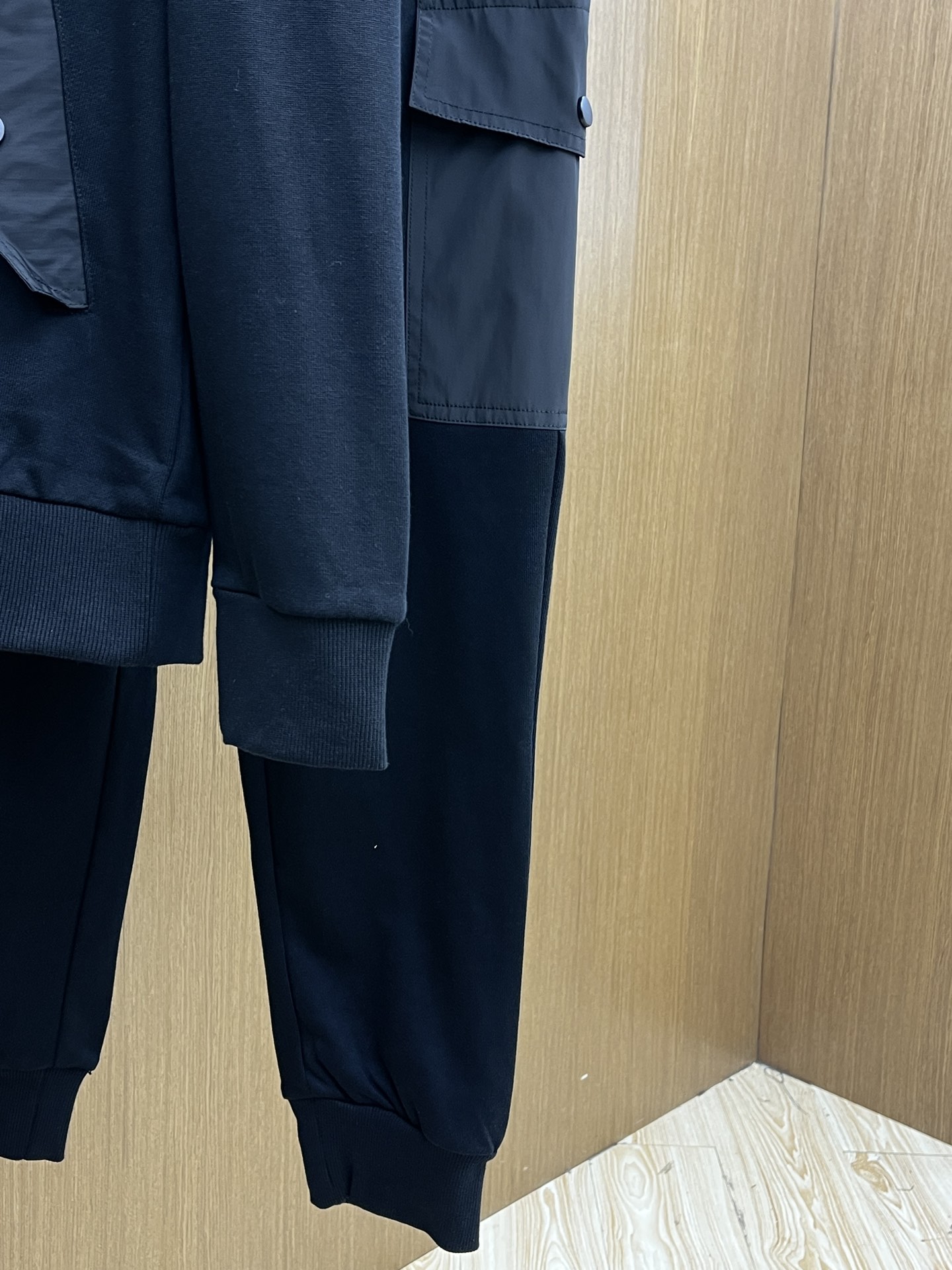 普拉达Prada这款黑色连帽卫衣，简直是时尚与舒适的完美融合体。经典的纯黑主色调，自带高级感滤镜，无论什