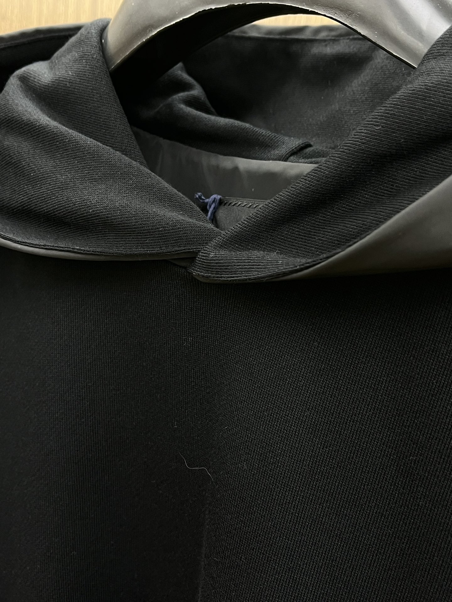 普拉达Prada这款黑色连帽卫衣，简直是时尚与舒适的完美融合体。经典的纯黑主色调，自带高级感滤镜，无论什