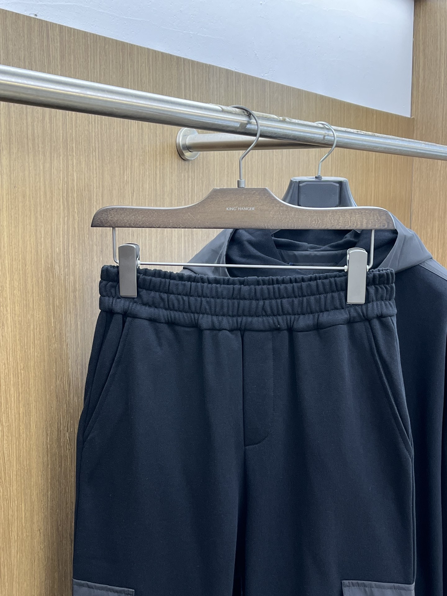 普拉达Prada工装风休闲裤，经典黑色主调，搭配个性口袋设计，简约又不失潮酷感。舒适版型，轻松适配多种场