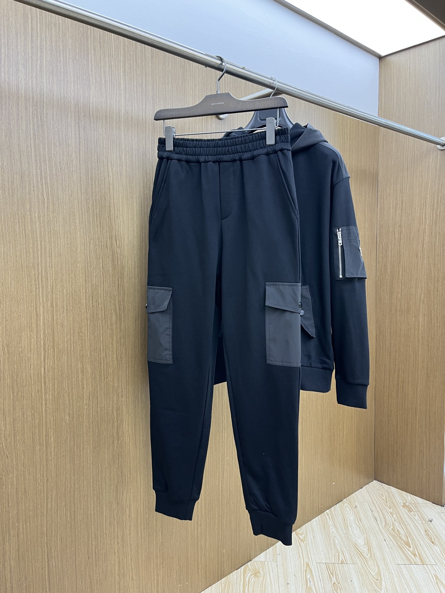 NO:530044,Prada Prada work style casual pants, classic black main tone, paired with a personalized pocket design, simple and yet cool. Comfortable style, easy to adapt to various occasions. Whether it is daily going out or casual parties, GZ can show unique fashion taste and inject a unique charm into the outfit~ Black color Size S-XXL,,prada,prada,alexander wang19860909普拉达Prada工装风休闲裤,经典黑色主调,搭配个性口袋设计,简约又不失潮酷感.舒适版型,轻松适配多种场合,无论是日常出街还是休闲聚会,GZ 都能展现独特时尚品味,为穿搭注入别样魅力～ 颜色黑 尺码S-XXL,,prada,prada,alexander wang,Men's clothing