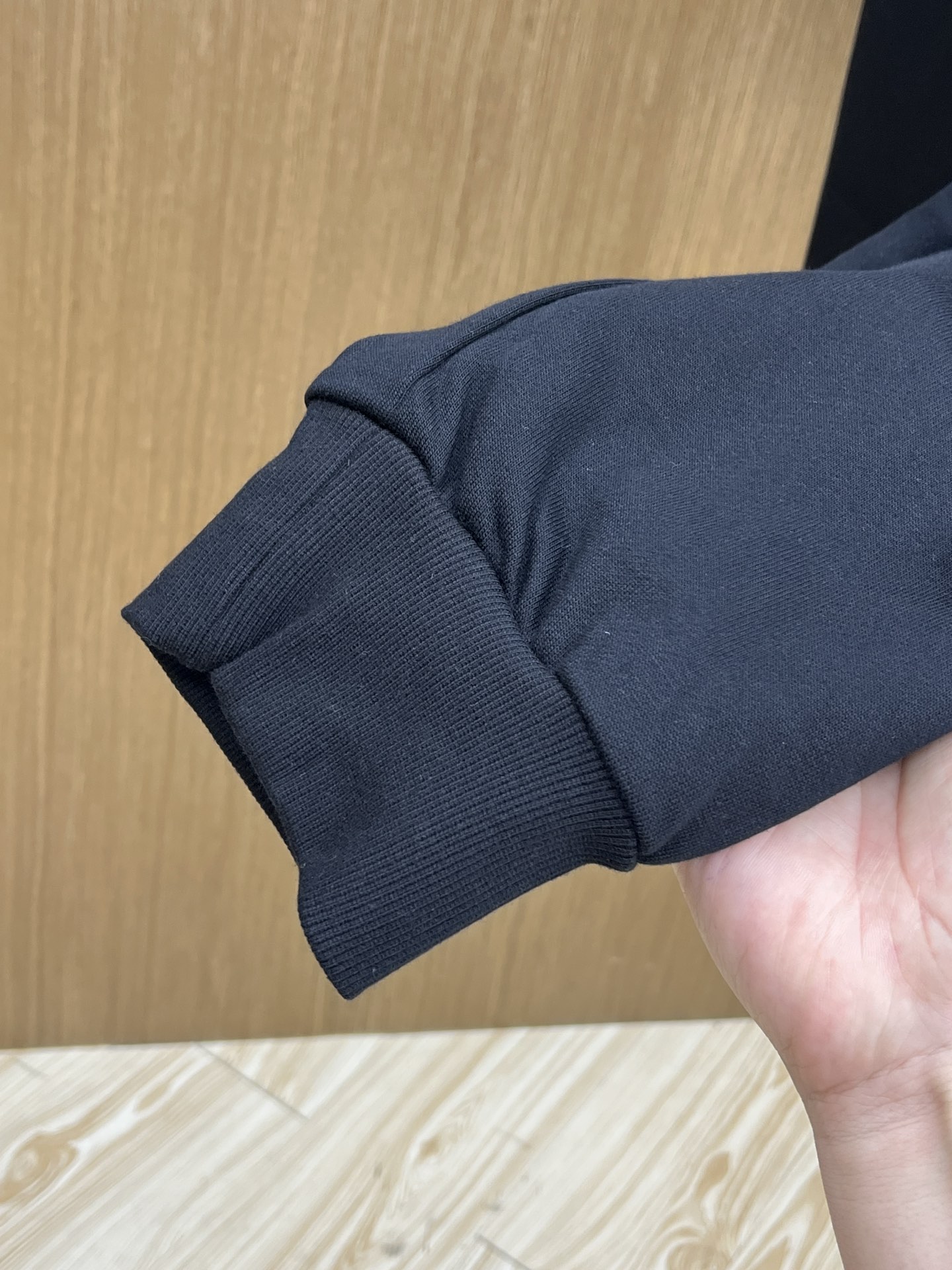 普拉达Prada工装风休闲裤，经典黑色主调，搭配个性口袋设计，简约又不失潮酷感。舒适版型，轻松适配多种场