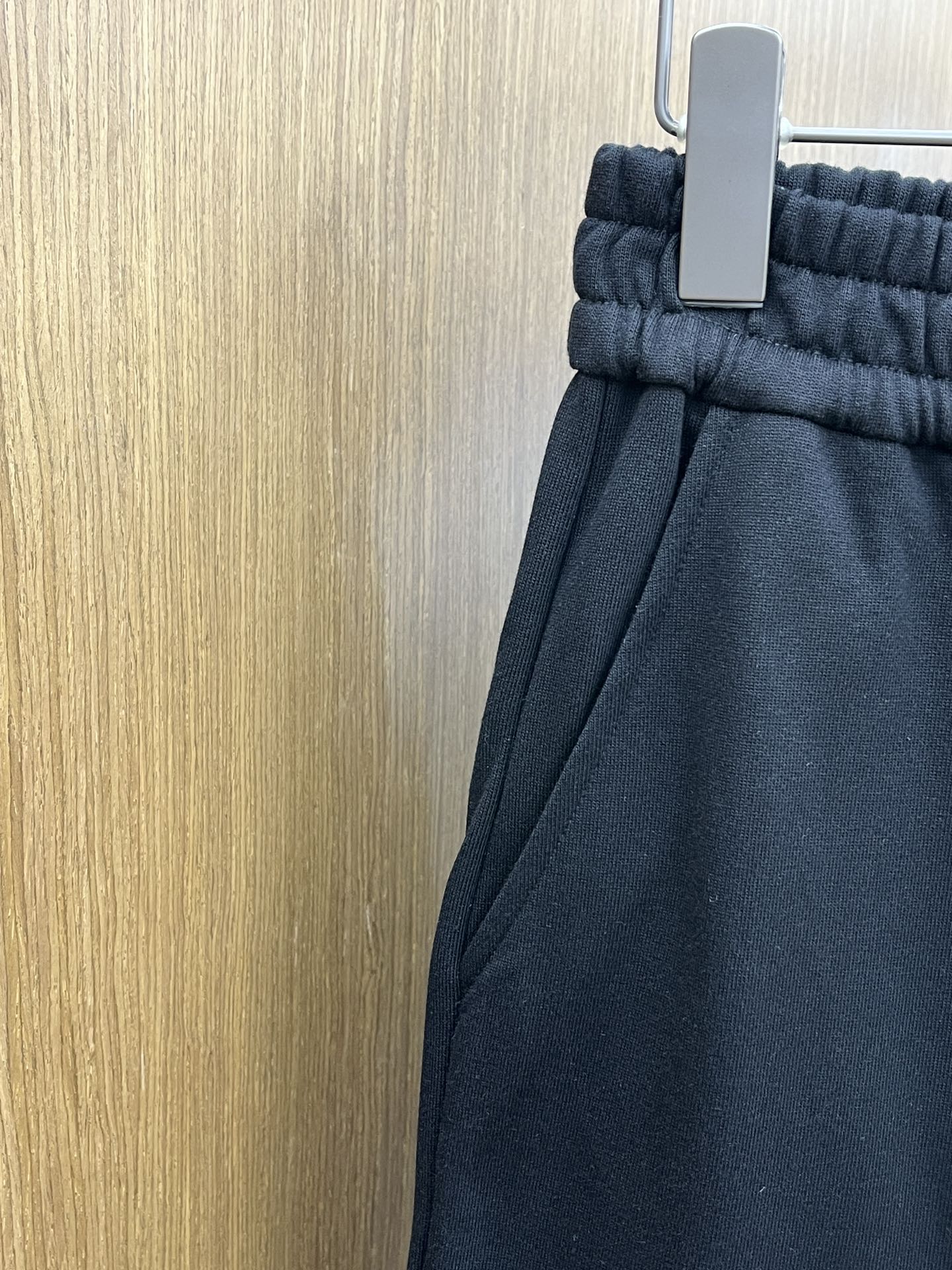 普拉达Prada工装风休闲裤，经典黑色主调，搭配个性口袋设计，简约又不失潮酷感。舒适版型，轻松适配多种场