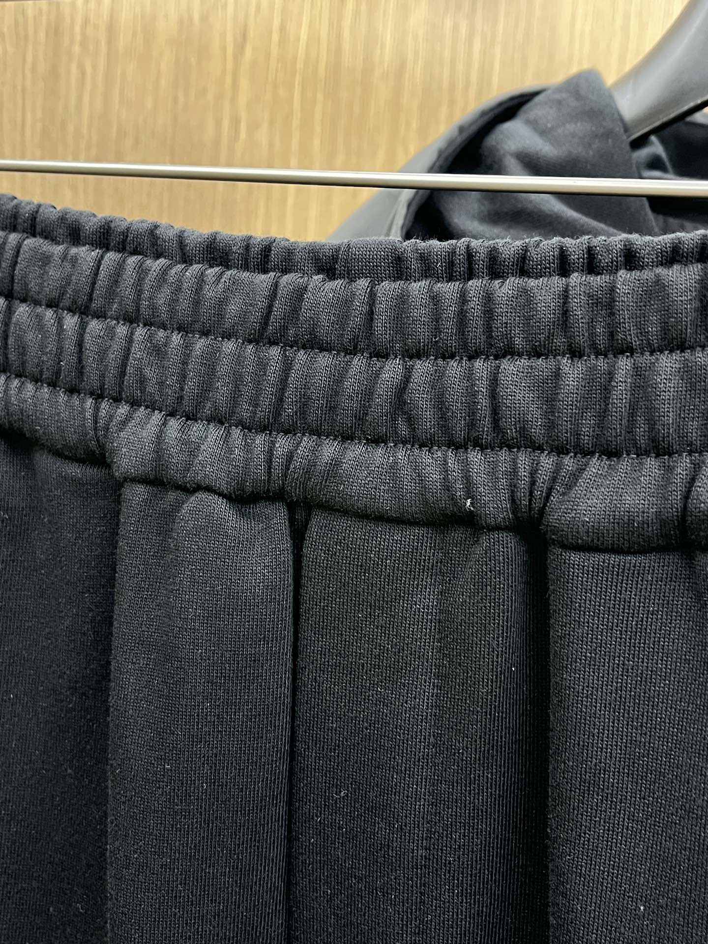 普拉达Prada工装风休闲裤，经典黑色主调，搭配个性口袋设计，简约又不失潮酷感。舒适版型，轻松适配多种场