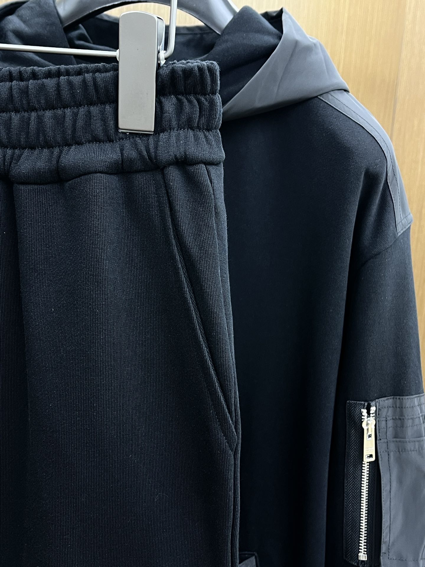 普拉达Prada工装风休闲裤，经典黑色主调，搭配个性口袋设计，简约又不失潮酷感。舒适版型，轻松适配多种场