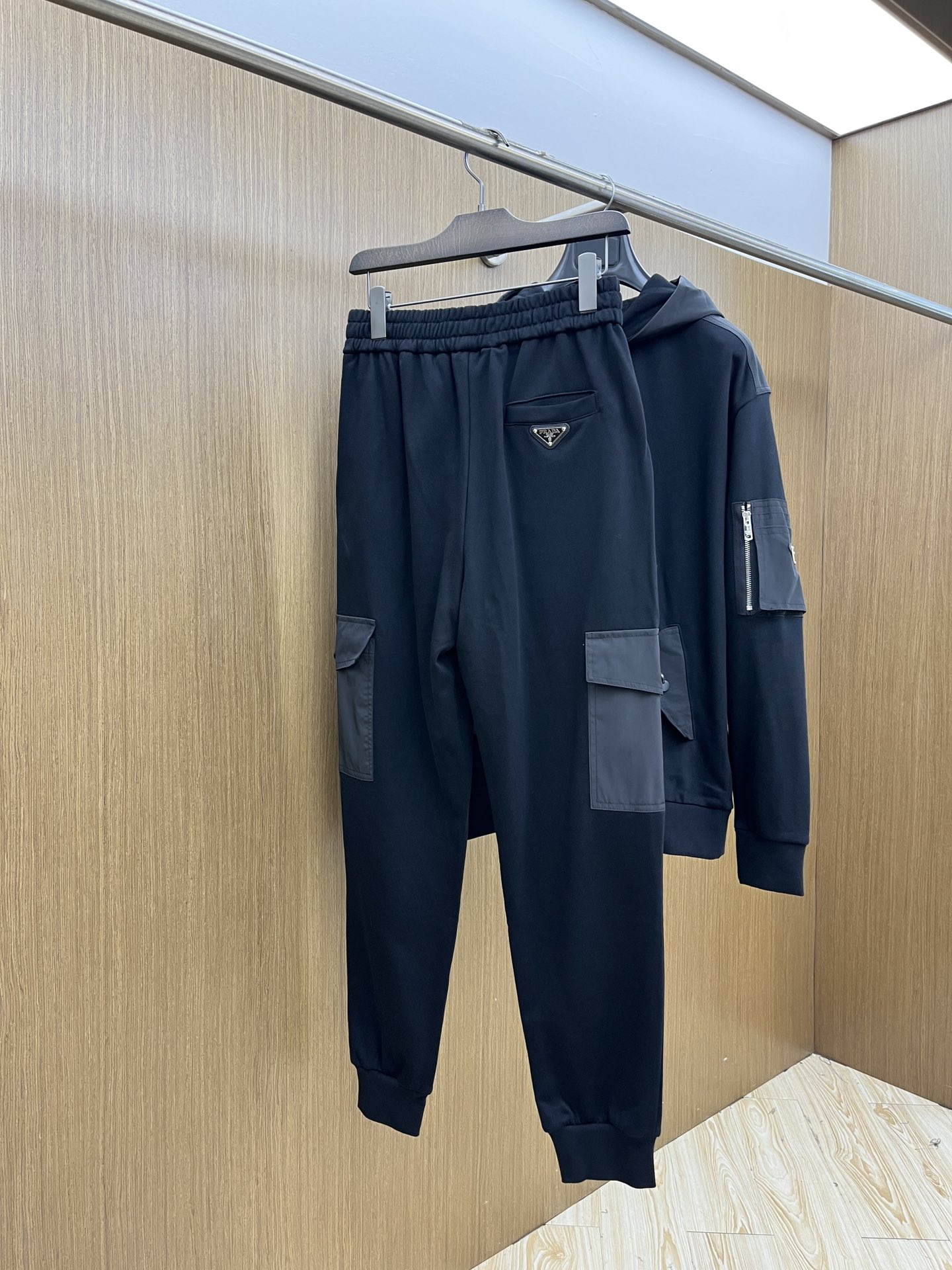 普拉达Prada工装风休闲裤，经典黑色主调，搭配个性口袋设计，简约又不失潮酷感。舒适版型，轻松适配多种场