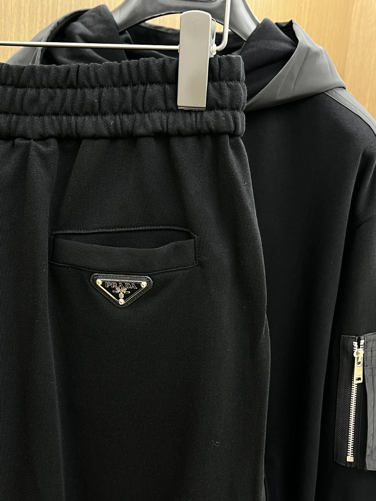 普拉达Prada工装风休闲裤，经典黑色主调，搭配个性口袋设计，简约又不失潮酷感。舒适版型，轻松适配多种场