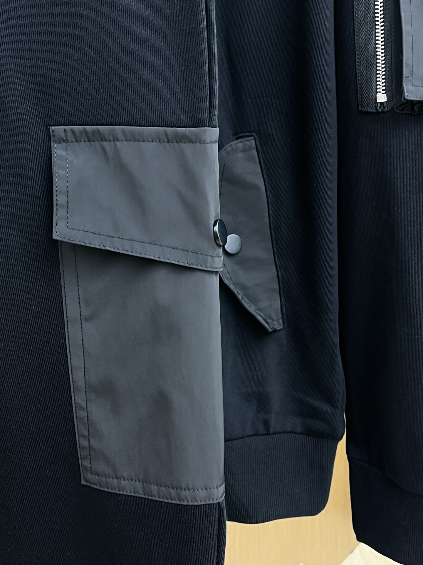 普拉达Prada工装风休闲裤，经典黑色主调，搭配个性口袋设计，简约又不失潮酷感。舒适版型，轻松适配多种场