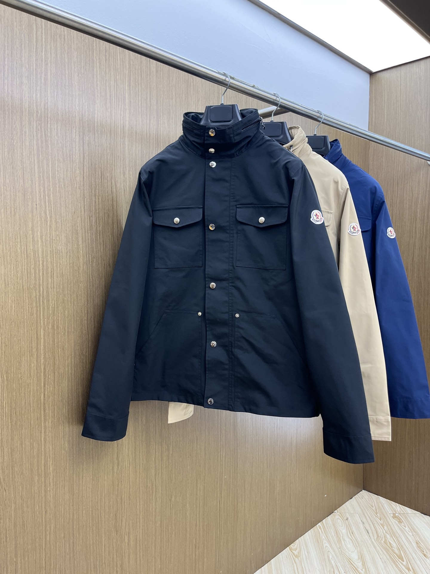 NO:529215,Autumn and winter Mon FW autumn original single ruthless goods imported from Italy, fashionable jacket and windbreaker jacket. European counters are synchronized, and the upper body is more casual and elegant. The counter original hardware is luxurious and high-end customized accessories new work!  Luxury brand characteristics logo embellishment design, the highest quality shipment in the market, original auxiliary materials, the ultimate luxury!  Bok is soft and comfortable. The upper body is so handsome!  Suitable for any scene!  Size M-XXXL Color Khaki Royal Blue, Black!  ,,jackets & coats,jackets & coats,alexander wang19860909秋冬 Mon FW秋季原单狠货 意大利进口面料时尚夹克风衣外套.欧洲专柜同步,上身更随意大方,专柜原版五金奢华高档定制配饰新作！奢华品牌特质logo点缀设计,市场最高品质出货、原版辅料,奢华极致！bok柔软舒适.上身爆帅！适合任意场景！ 尺码M-XXXL 颜色卡其色 宝蓝色,黑色！,,jackets & coats,jackets & coats,alexander wang,Men's clothing