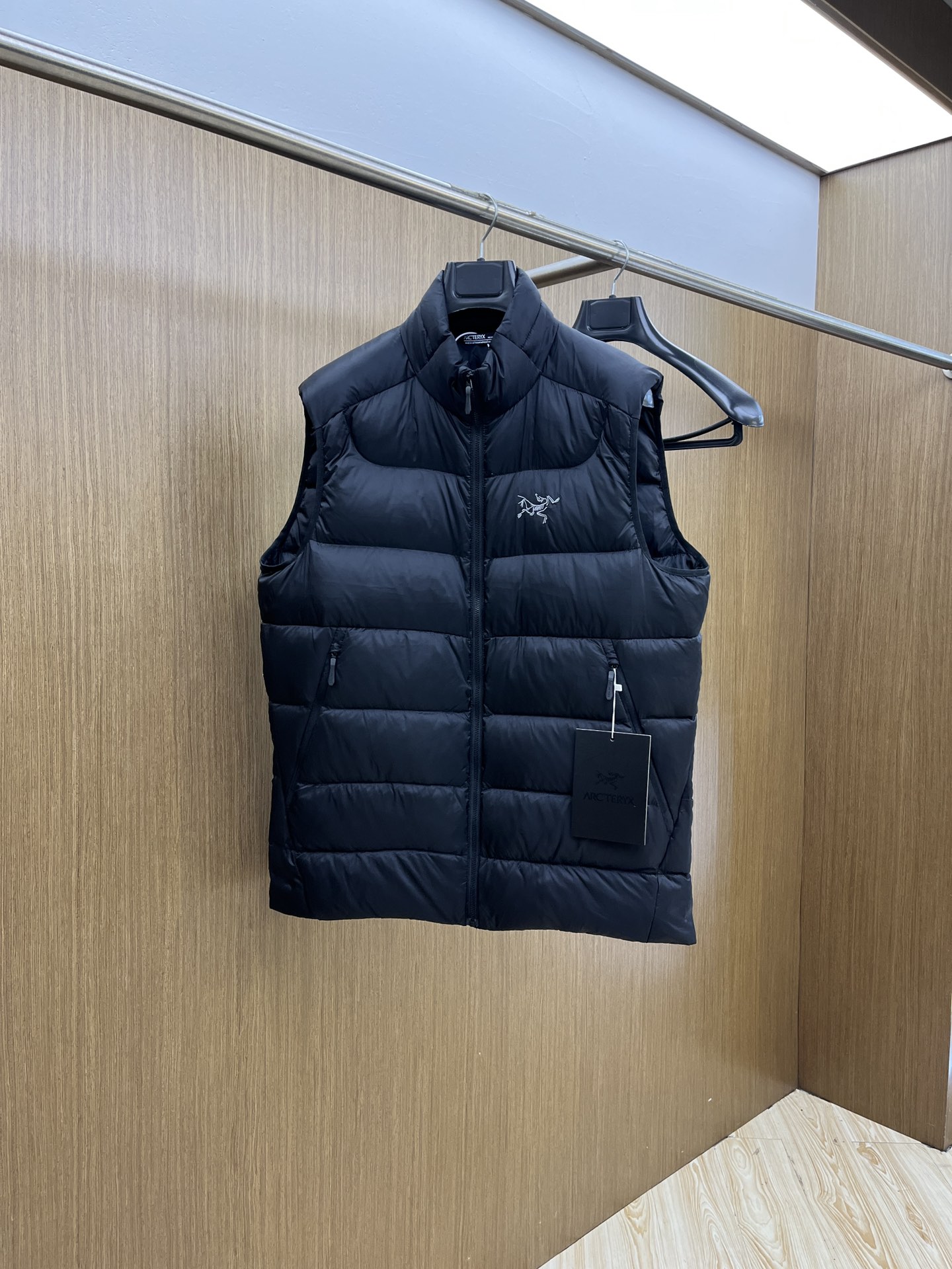 NO:525674,Autumn and Winter Down ARC exclusively offers the latest and fashionable autumn and winter down, with a classic design and appearance, and the quality is even more unscrupulous. You can buy it directly, which is not to be mistaken for high-end products! Through the detailed pictures, you can feel its powerful aura, and the warm-concentration effect is significant, so you don’t have to worry about the chill at all! It has both fashion and functionality, and the whole wt style looks more luxurious and elegant! Size 48-56, down jacket,alexander wang19860909秋冬羽绒 ARC 独家专供最新时尚秋冬羽绒,经典设计感与颜值爆棚的,品质更是无法挑剔品控可以直接入手,不容过错的高端臻品！通过细节图片便可感受到它强悍的气场,聚温保暖效果显著,完全不用担心会有一点寒意！时尚与功能性兼备,wt整款显得更加的奢华大气！ 尺码48-56,,down jacket,alexander wang,Men's clothing