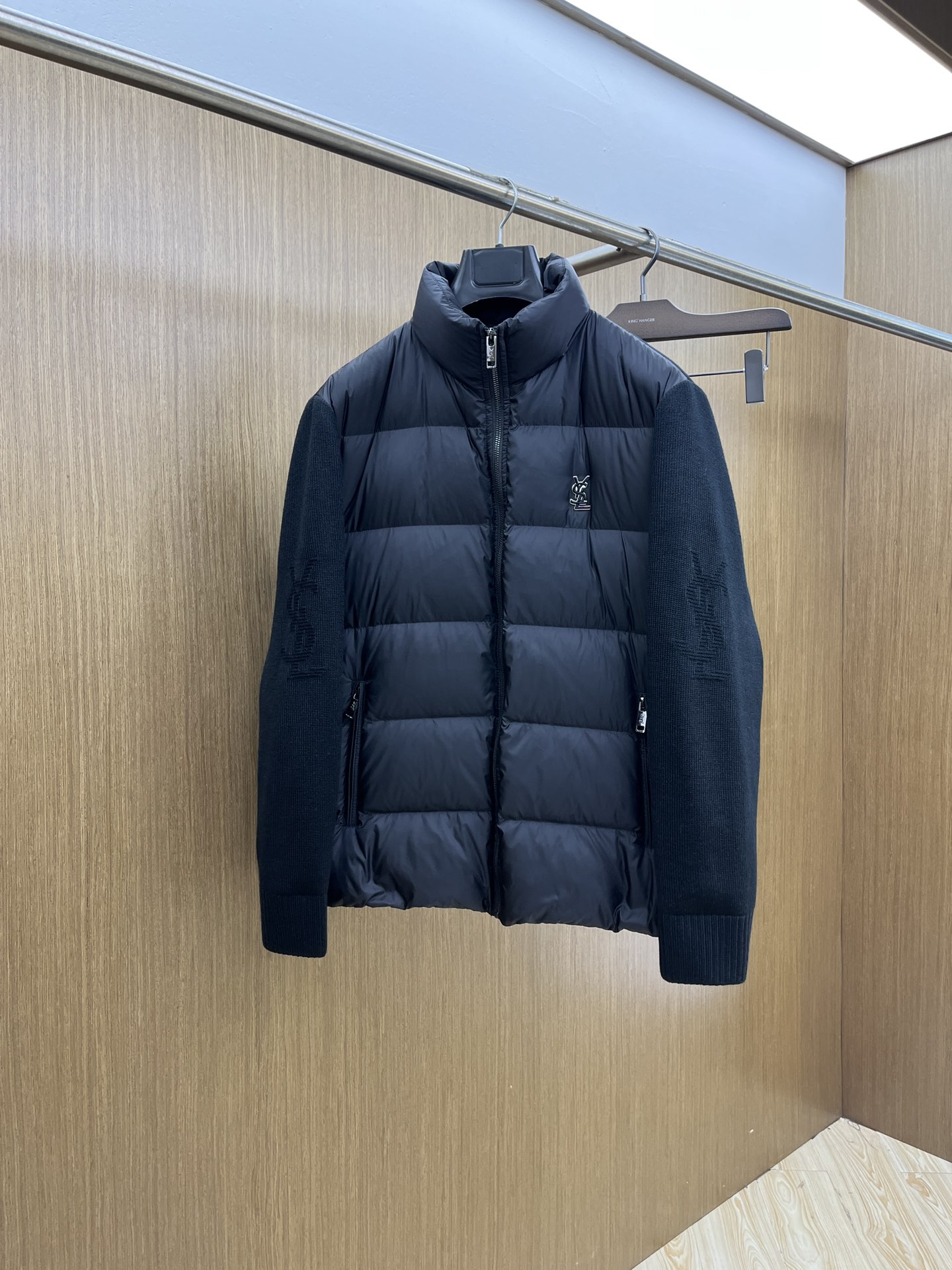 NO:525675,Autumn and Winter YSL Exclusive hot autumn and winter new knitted down jacket Original custom hardware accessories are fully imported and customized. Welcome to compare. Absolute high quality. Use top-grade 90 white duck down, super soft, fluffy and full, super heavy fsh fabric with a perfect fit, pay attention to the super comfortable fabric, Exclusive model, non-market goods, same size for men and women. Number of sizes. M1 XXXL,,saint laurent, down jacket, alexander wang19860909秋冬 YSL 独家爆款秋冬新款针织羽绒服 原版订制五金配件全进口原版定制 欢迎对比 绝对的高品质 采用顶级90白鸭绒 超柔软 充羽量蓬松饱满 超级重fsh面料做工杠杠的版型完美 注意面料超舒服 独家款 非市场货 男女同款尺码码数.码数M一XXXL,,saint laurent,down jacket,alexander wang,Men's clothing