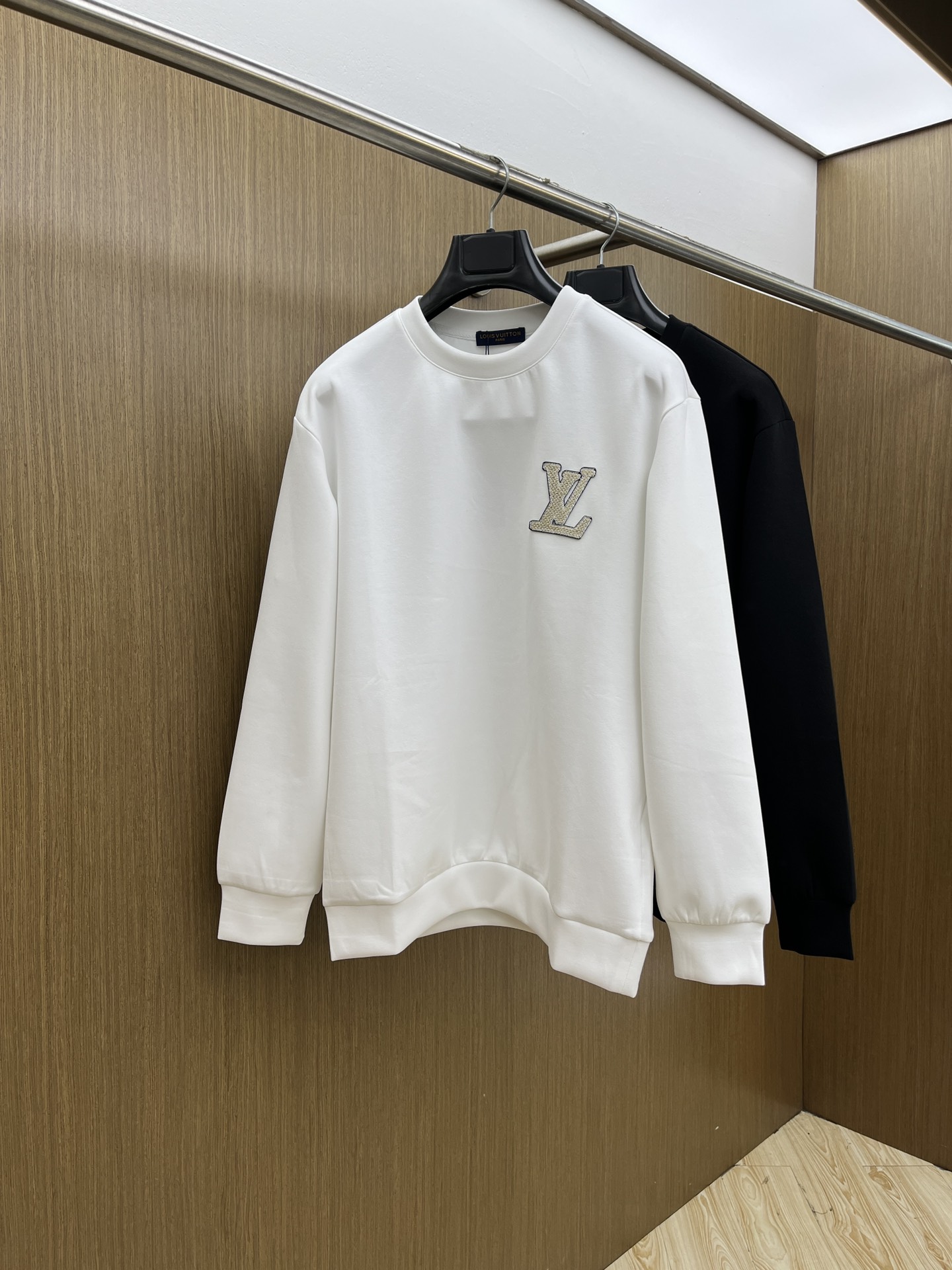 NO:526809,Autumn and Winter Lv FW autumn and Winter new printed round neck terry sweatshirts are made of high-end brand fabric 380 grams terry high gram weight Exclusive customized customer supply High-end quality same style for men and women Official website details Brand logo design Complete three standards Differentiate market currency fyl random comparison Size XS-L Order to report height and weight, louis vuitton, hoodie, sweatshirts, alexander wang19860909秋冬 Lv FW秋冬新款印花圆领毛圈卫衣 采用高端大牌面料380克毛圈高克重 独家定制客供 品质高端 男女同款 官网细节 品牌logo设计 三标齐全 区别市场通货 fyl随意对比 尺码XS-L 下单报身高体重,,louis vuitton,hoodie,sweatshirts,alexander wang,Men's clothing