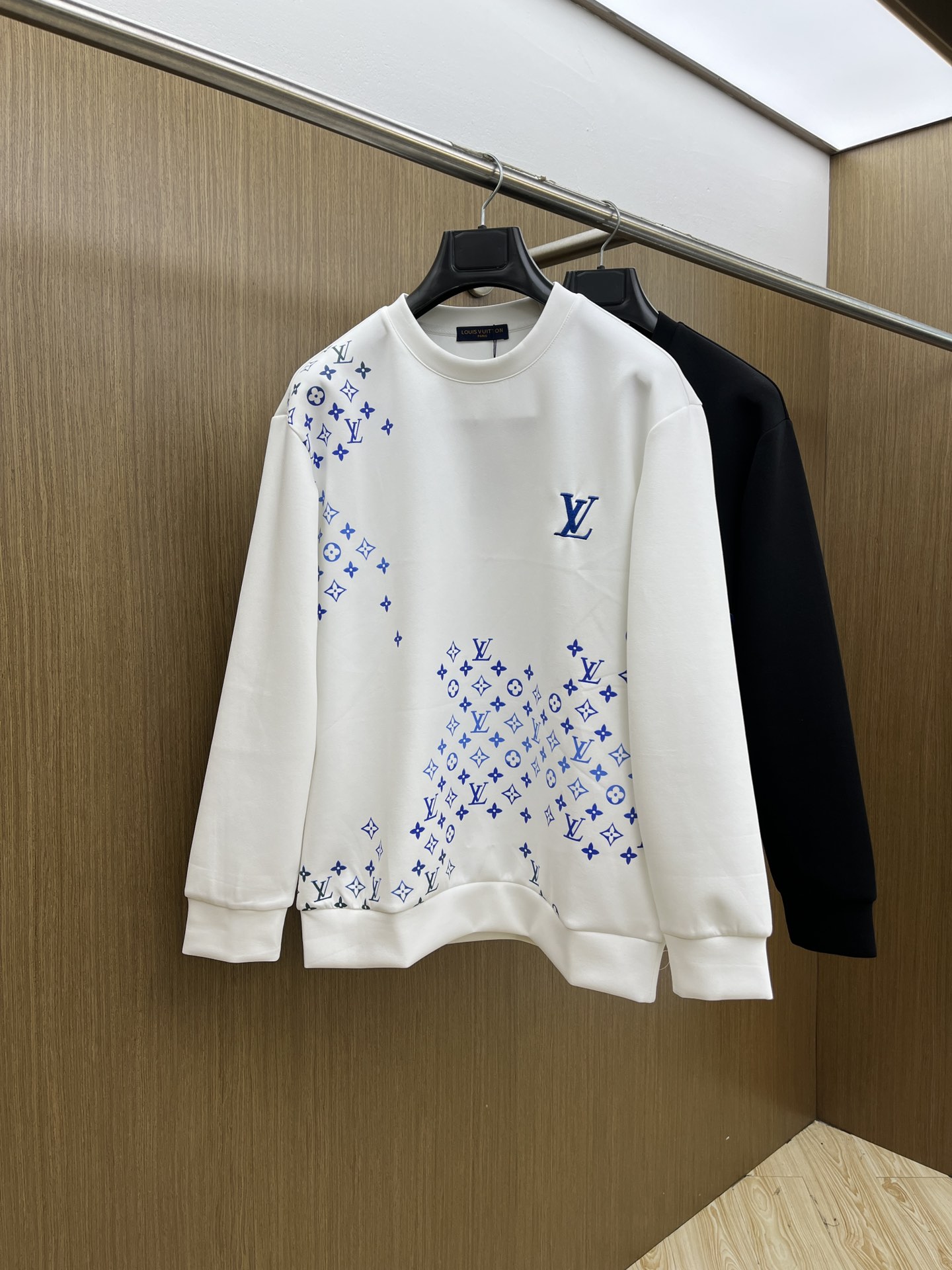 NO:526813,Autumn and Winter Lv FW autumn and Winter new printed round neck terry sweatshirts are made of high-end brand fabric 380 grams terry high gram weight Exclusive customized customer supply High-end quality same style for men and women Official website details Brand logo design Complete three standards Differentiate market currency fyl random comparison Size XS-L Order to report height and weight, louis vuitton, hoodie, sweatshirts, alexander wang19860909秋冬 Lv FW秋冬新款印花圆领毛圈卫衣 采用高端大牌面料380克毛圈高克重 独家定制客供 品质高端 男女同款 官网细节 品牌logo设计 三标齐全 区别市场通货 fyl随意对比 尺码XS-L 下单报身高体重,,louis vuitton,hoodie,sweatshirts,alexander wang,Men's clothing