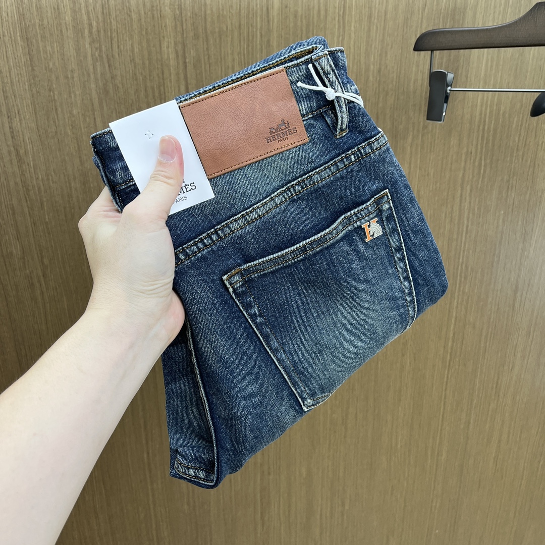 NO:526829,Autumn and Winter HER high-end customization, 25SS autumn and winter latest jeans are available at the counter simultaneously, imported color fixing fabrics, original custom reproduction, customer-supplied hardware and auxiliary materials, original quality, heavy industry washing, fine workmanship and excellent upper body!  Preferred single product produced by fax, number 29-38 without 35.37, jeans, alexander wang19860909秋冬 HER 高端定制、25SS秋冬最新款牛仔裤 柜台同步发售 进口固色面料 原版定制复刻 客供五金辅料 原单品质 重工洗水 做工走线精细 上身绝佳！优选单品 fax出品 码数29-38无35.37,,jeans,alexander wang,Men's clothing