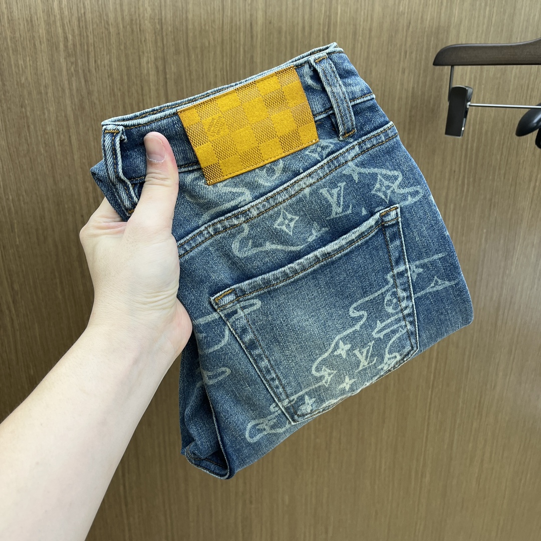NO:526830,New l autumn and winter LV high-end customization, the latest jeans in 2025 autumn and winter are released simultaneously on the counter. Original custom reproduction. Customer-supplied hardware and accessories. Original quality. Imported denim fabric heavy-duty washing. Boutique leather brands. Fine workmanship and excellent upper body!  FAM preferred single product number 30-38 no 35.37, louis vuitton, jeans, alexander wang19860909新l秋冬 LV 高端定制、2025秋冬最新款牛仔裤 柜台同步发售 原版定制复刻 客供五金辅料 原单品质 进口牛仔面料重工洗水 精品皮牌 做工走线精细 上身绝佳！fam优选单品 码数30-38无35.37,,louis vuitton,jeans,alexander wang,Men's clothing