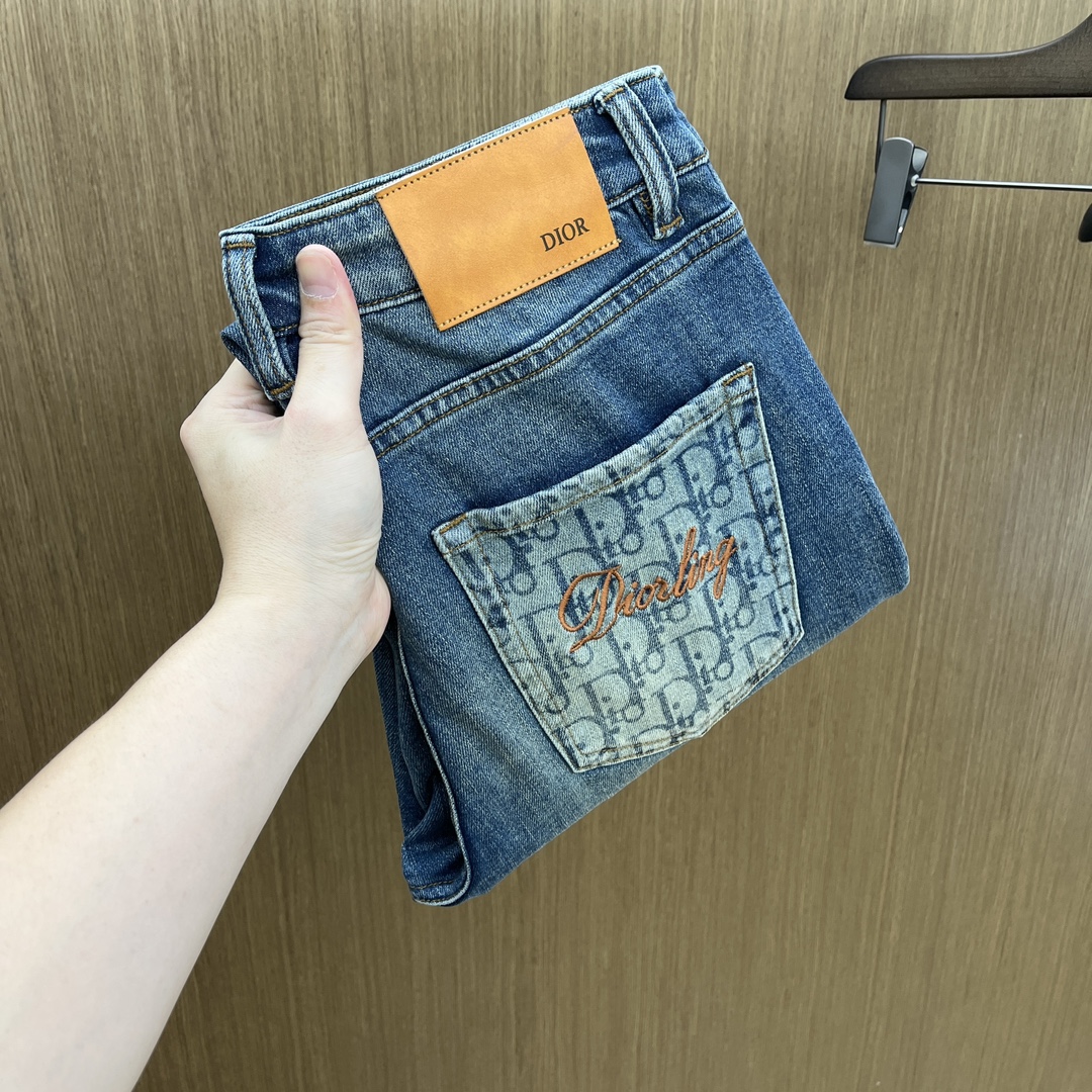 NO:526831,New l autumn and winter CD high-end customization, the latest jeans in 2025 autumn and winter are released simultaneously on the counter. Original customization reproduction. Customer-supplied hardware and accessories. Original quality. Imported denim fabric heavy-duty washing. Boutique leather brands. Fine workmanship and excellent upper body!  FAM preferred single product number 30-38 no 35.37, jeans, alexander wang19860909新l秋冬 CD 高端定制、2025秋冬最新款牛仔裤 柜台同步发售 原版定制复刻 客供五金辅料 原单品质 进口牛仔面料重工洗水 精品皮牌 做工走线精细 上身绝佳！fam优选单品 码数30-38无35.37,,jeans,alexander wang,Men's clothing