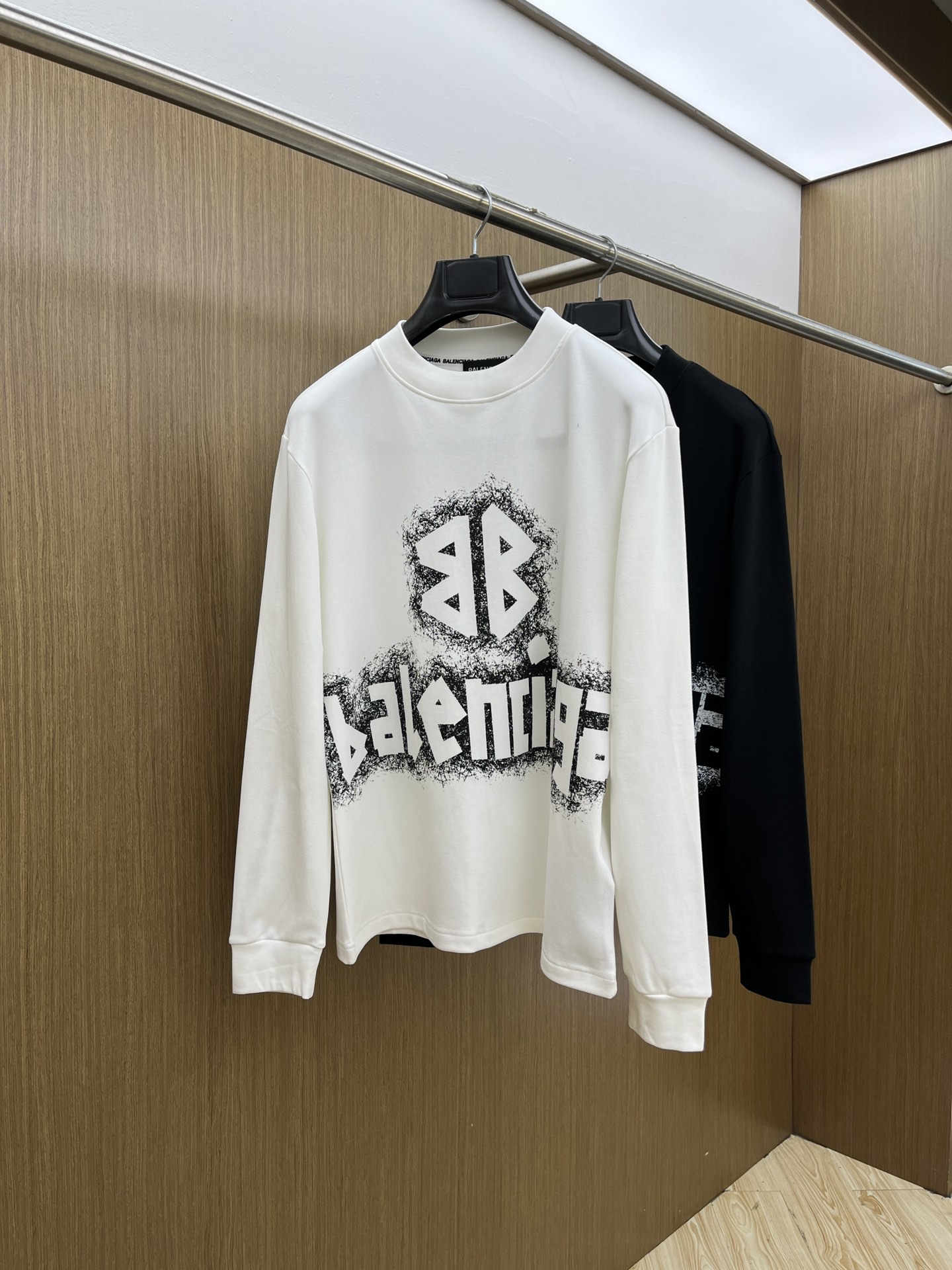 NO:527923,Autumn and Winter BBG 25ss Autumn [New Product] New Trade Order Round Neck Long Sleeve Internet Celebrity Model!  The upper body is comfortable and breathable, not stiff, and has a rich three-dimensional sense overall. Its quality export orders meet the simple needs of commuters for dress. The upper body is very effective, it looks slim and does not picky about the figure. The fabric workmanship... Improper, good craftsmanship can make you look good and tasteful. A must-have item for ffj people. S-2XL, alexander wang19860909秋冬 BBG 25ss秋季【新品】新款贸易订单圆领长袖网红款！上身舒适透气,不僵硬,整体有着丰富的立体感,品质出口订单,满足通勤人们对于着装的简约需求,上身效果很好,显瘦,不挑剔身材.面料做工....无可挑剔,好工艺好面料才能穿出好品味一款,ffj人手必备单品 码数S-2XL,,alexander wang,Men's clothing