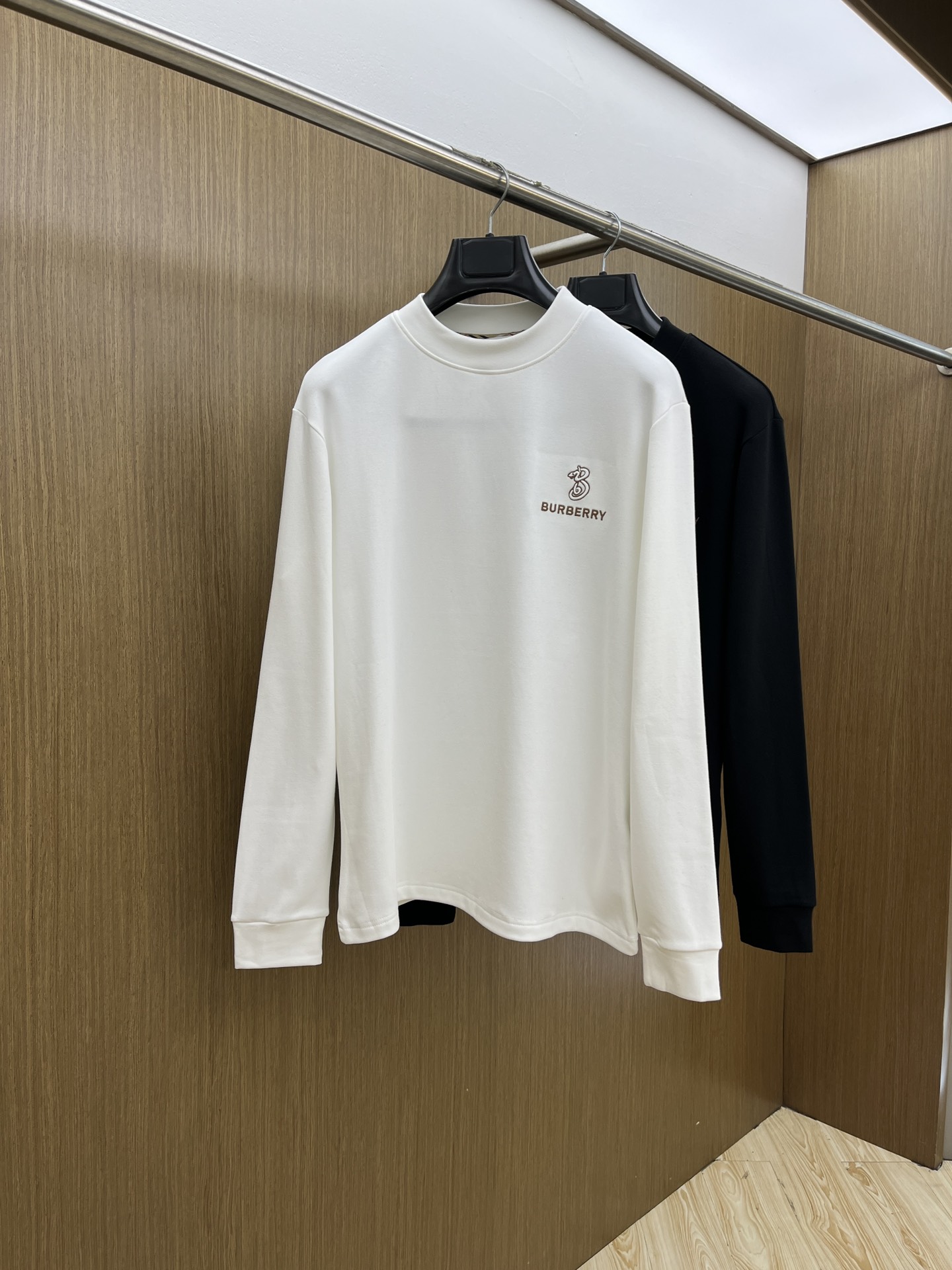 NO:527926,Autumn and Winter BBR 25ss Autumn [New Product] New Trade Order Round Neck Long Sleeve Internet Celebrity Model!  The upper body is comfortable and breathable, not stiff, and has a rich three-dimensional sense overall. Its quality export orders meet the simple needs of commuters for dress. The upper body is very effective, it looks slim and does not picky about the figure. The fabric workmanship... Improper, good craftsmanship can make you look good and tasteful. A must-have item for ffj people. S-2XL, alexander wang19860909秋冬 BBR 25ss秋季【新品】新款贸易订单圆领长袖网红款！上身舒适透气,不僵硬,整体有着丰富的立体感,品质出口订单,满足通勤人们对于着装的简约需求,上身效果很好,显瘦,不挑剔身材.面料做工....无可挑剔,好工艺好面料才能穿出好品味一款,ffj人手必备单品 码数S-2XL,,alexander wang,Men's clothing