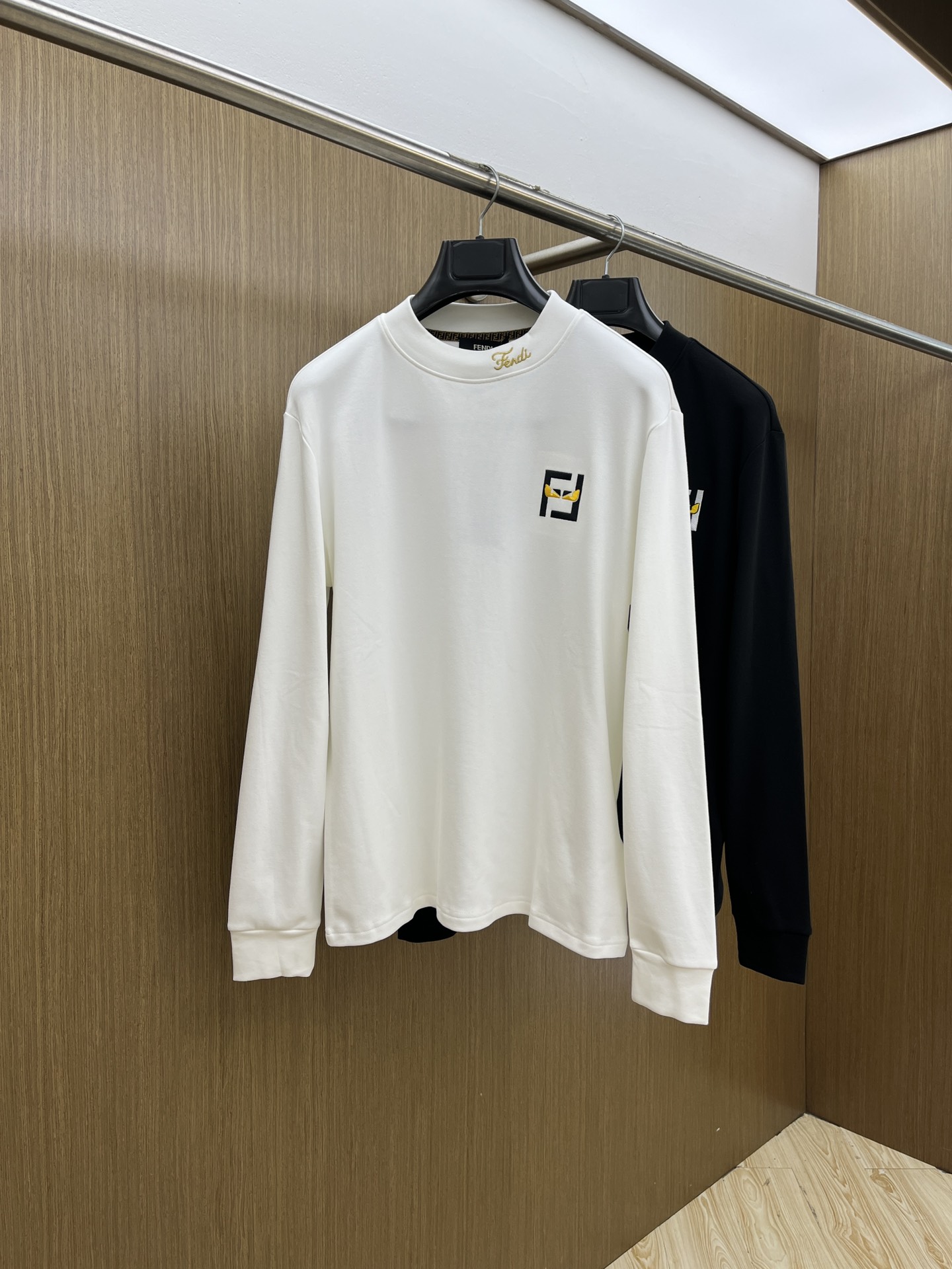 NO:527929,Autumn and Winter FD 25ss Autumn [New Product] New Trade Order Round Neck Long Sleeve Internet Celebrity Model!  The upper body is comfortable and breathable, not stiff, and has a rich three-dimensional sense overall. Its quality export orders meet the simple needs of commuters for dress. The upper body is very effective, it looks slim and does not picky about the figure. The fabric workmanship... Improper, good craftsmanship can make you look good and tasteful. A must-have item for ffj people. S-2XL, alexander wang19860909秋冬 FD 25ss秋季【新品】新款贸易订单圆领长袖网红款！上身舒适透气,不僵硬,整体有着丰富的立体感,品质出口订单,满足通勤人们对于着装的简约需求,上身效果很好,显瘦,不挑剔身材.面料做工....无可挑剔,好工艺好面料才能穿出好品味一款,ffj人手必备单品 码数S-2XL,,alexander wang,Men's clothing