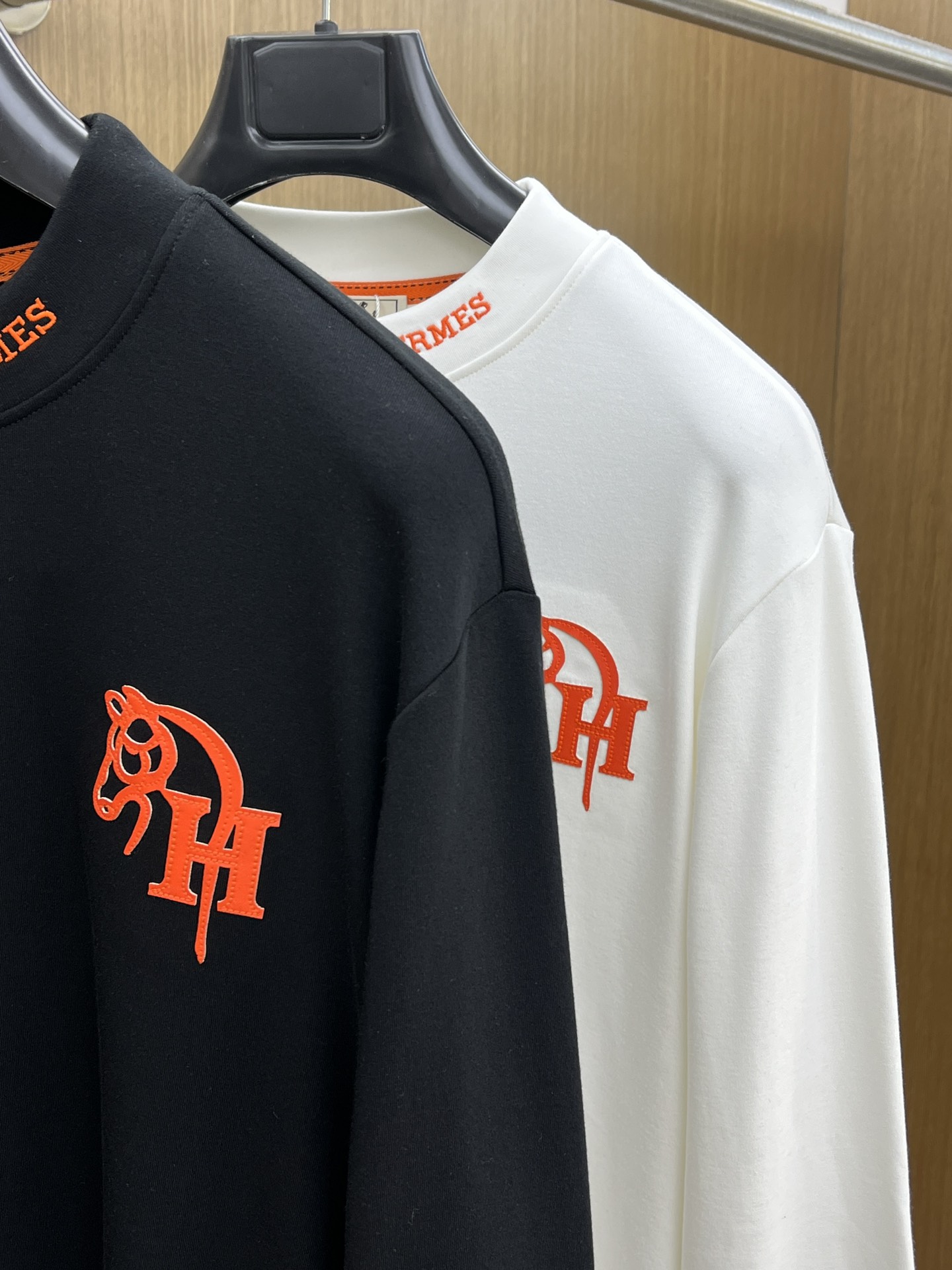 秋冬 HER 25ss秋季【新品】新款贸易订单圆领长袖网红款！上身舒适透气，不僵硬，整体有着丰富的立体感