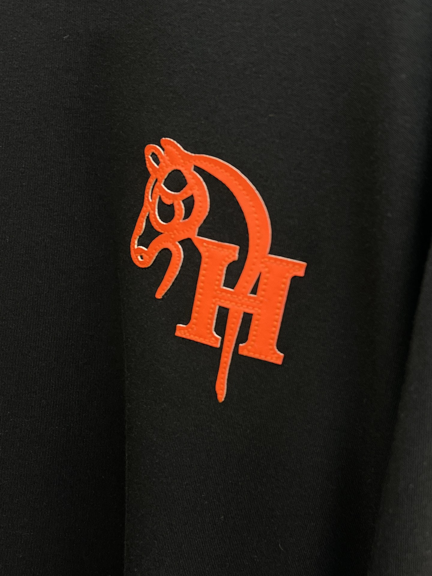 秋冬 HER 25ss秋季【新品】新款贸易订单圆领长袖网红款！上身舒适透气，不僵硬，整体有着丰富的立体感