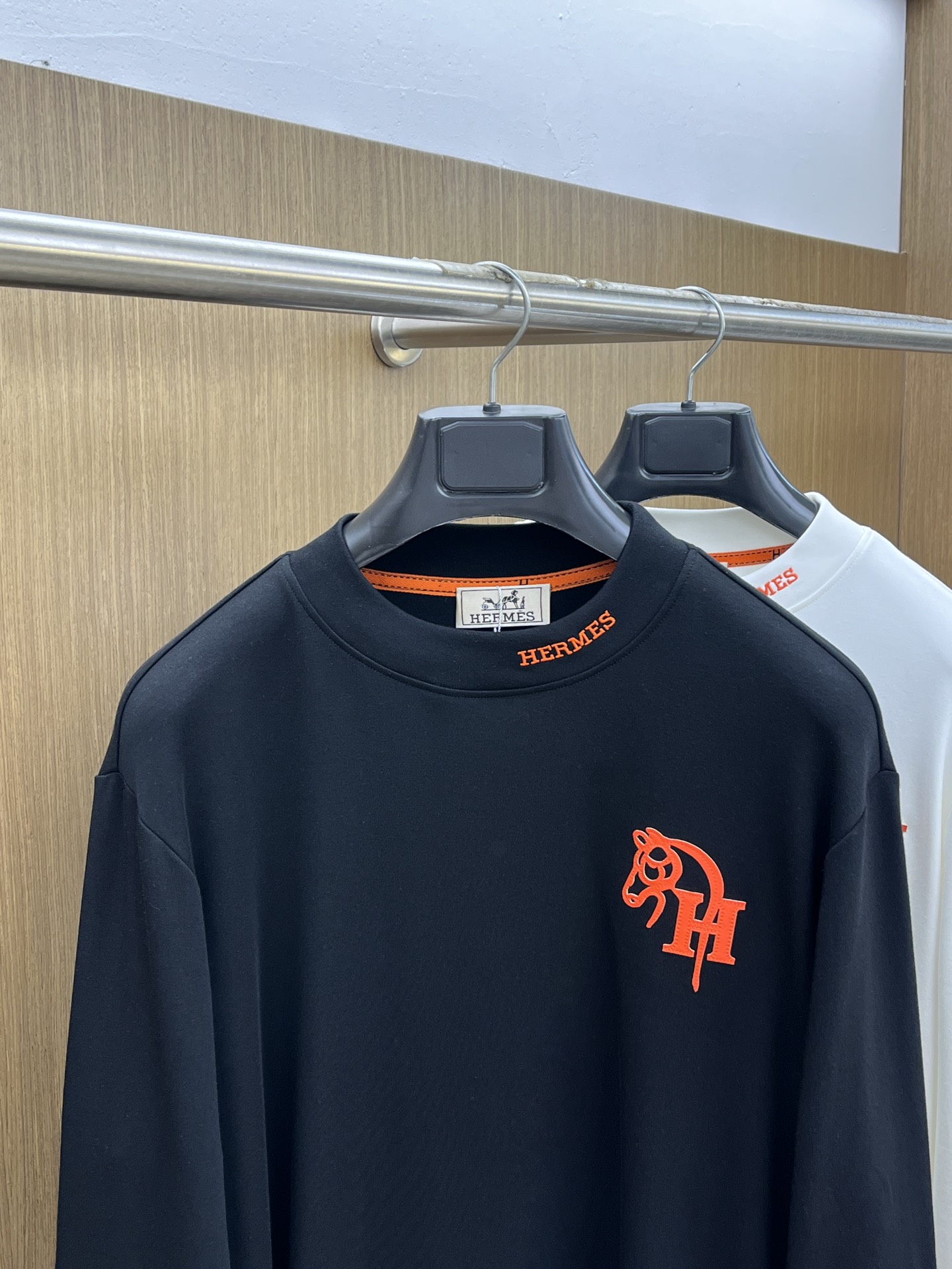 秋冬 HER 25ss秋季【新品】新款贸易订单圆领长袖网红款！上身舒适透气，不僵硬，整体有着丰富的立体感