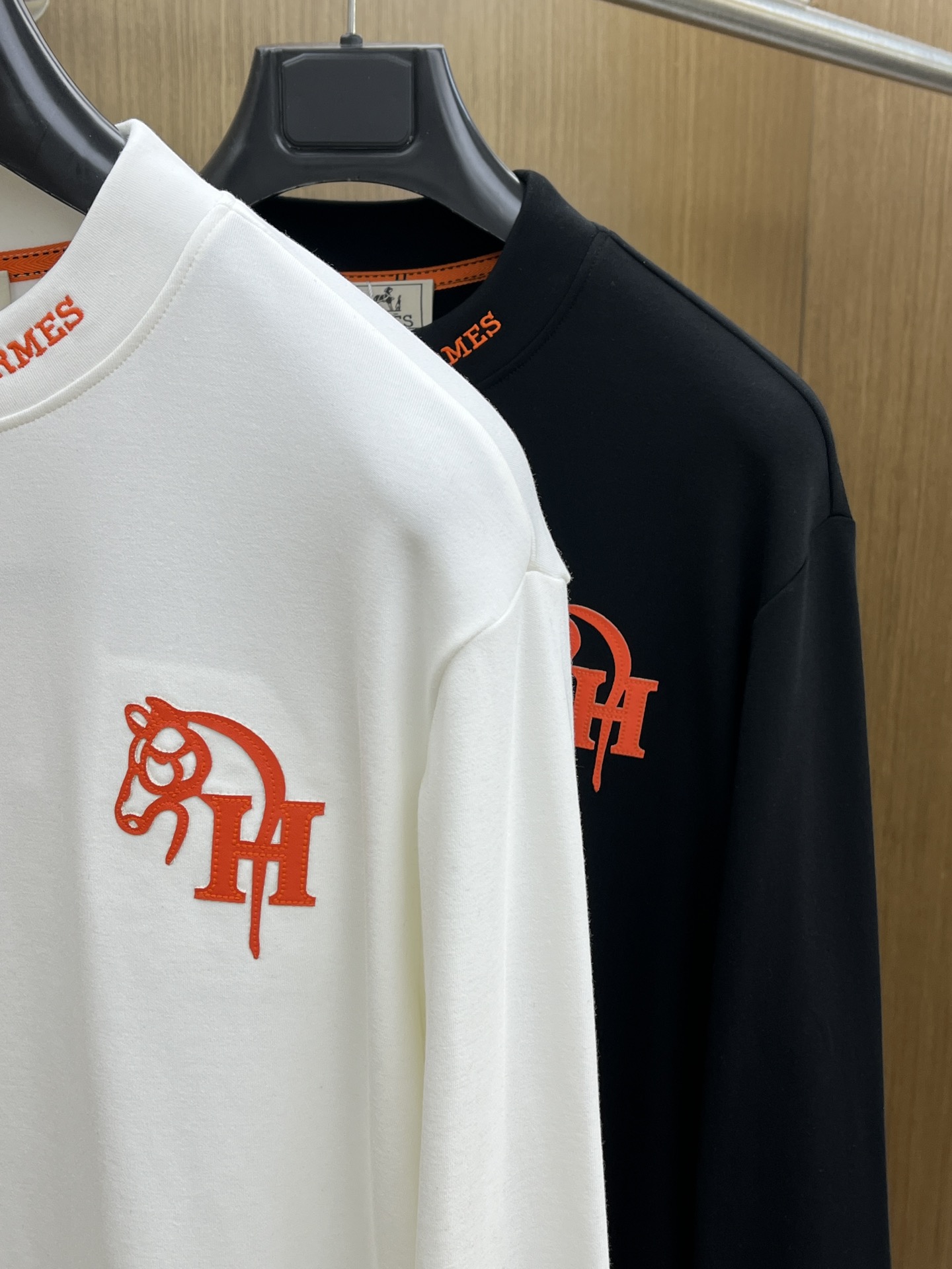 秋冬 HER 25ss秋季【新品】新款贸易订单圆领长袖网红款！上身舒适透气，不僵硬，整体有着丰富的立体感