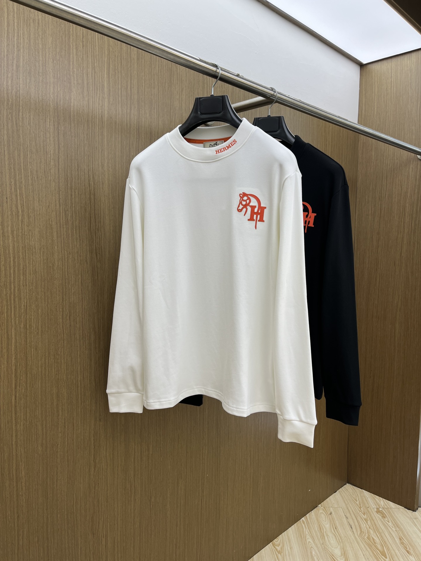 NO:527935,Autumn and Winter HER 25ss Autumn [New Product] New Trade Order Round Neck Long Sleeve Internet Celebrity Model!  The upper body is comfortable and breathable, not stiff, and has a rich three-dimensional sense overall. Its quality export orders meet the simple needs of commuters for dress. The upper body is very effective, it looks slim and does not picky about the figure. The fabric workmanship... Improper, good craftsmanship can make you look good and tasteful. A must-have item for ffj people. S-2XL, alexander wang19860909秋冬 HER 25ss秋季【新品】新款贸易订单圆领长袖网红款！上身舒适透气,不僵硬,整体有着丰富的立体感,品质出口订单,满足通勤人们对于着装的简约需求,上身效果很好,显瘦,不挑剔身材.面料做工....无可挑剔,好工艺好面料才能穿出好品味一款,ffj人手必备单品 码数S-2XL,,alexander wang,Men's clothing