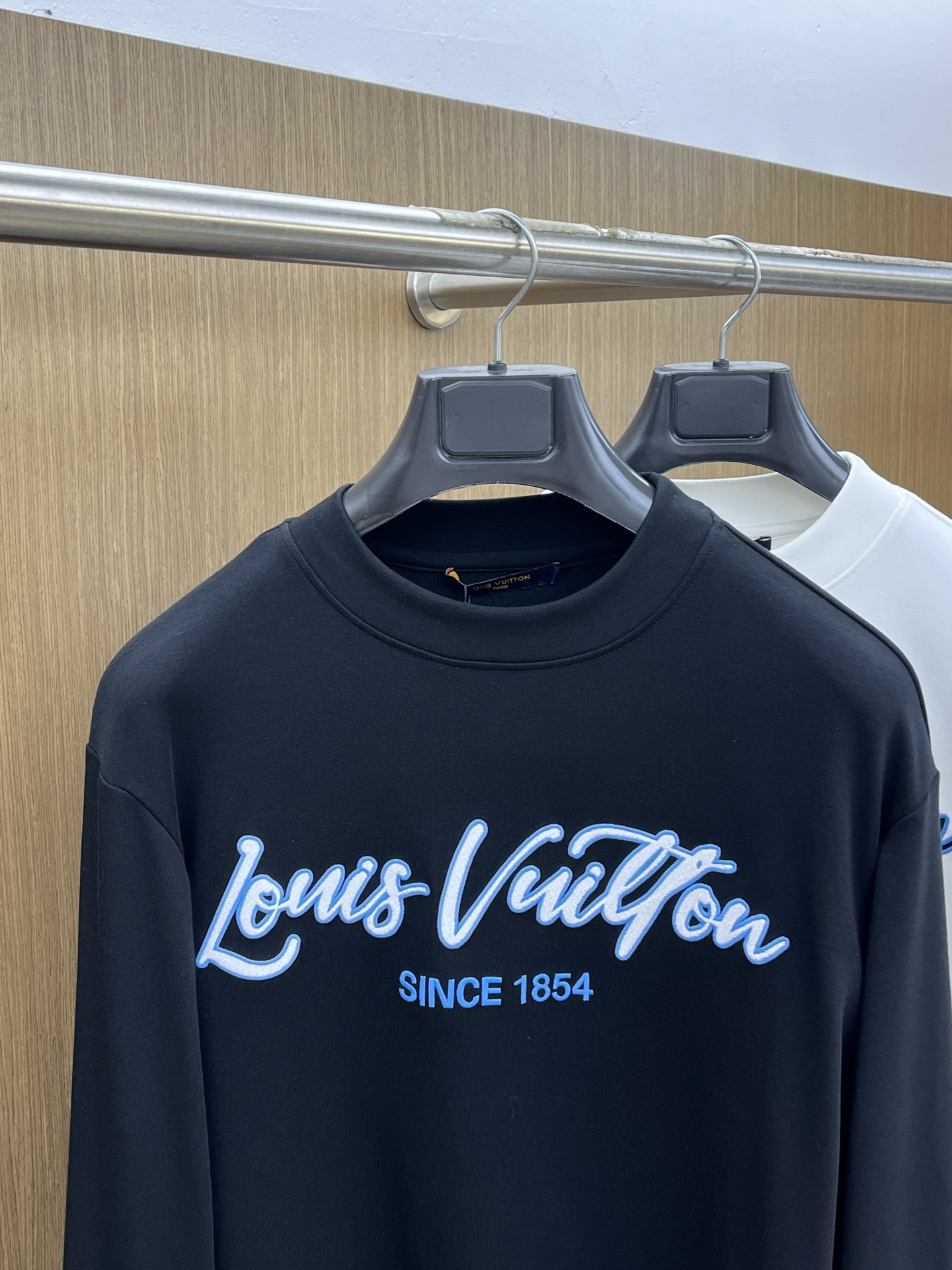 秋冬 LV 25ss秋季【新品】新款贸易订单圆领长袖网红款！上身舒适透气，不僵硬，整体有着丰富的立体感，