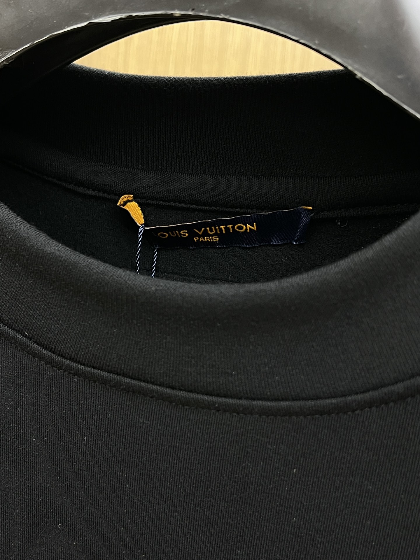 秋冬 LV 25ss秋季【新品】新款贸易订单圆领长袖网红款！上身舒适透气，不僵硬，整体有着丰富的立体感，